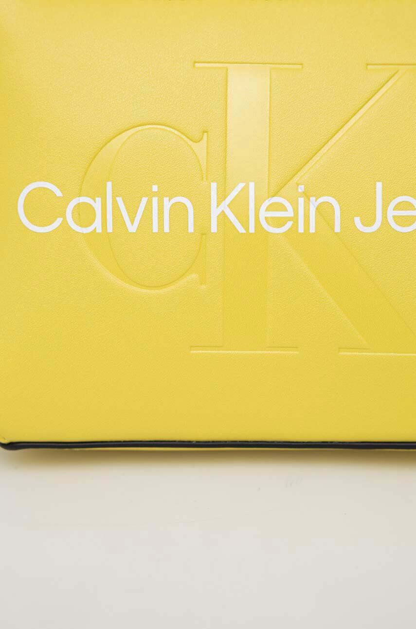 Calvin Klein Jeans Torbica rumena barva - Pepit.si