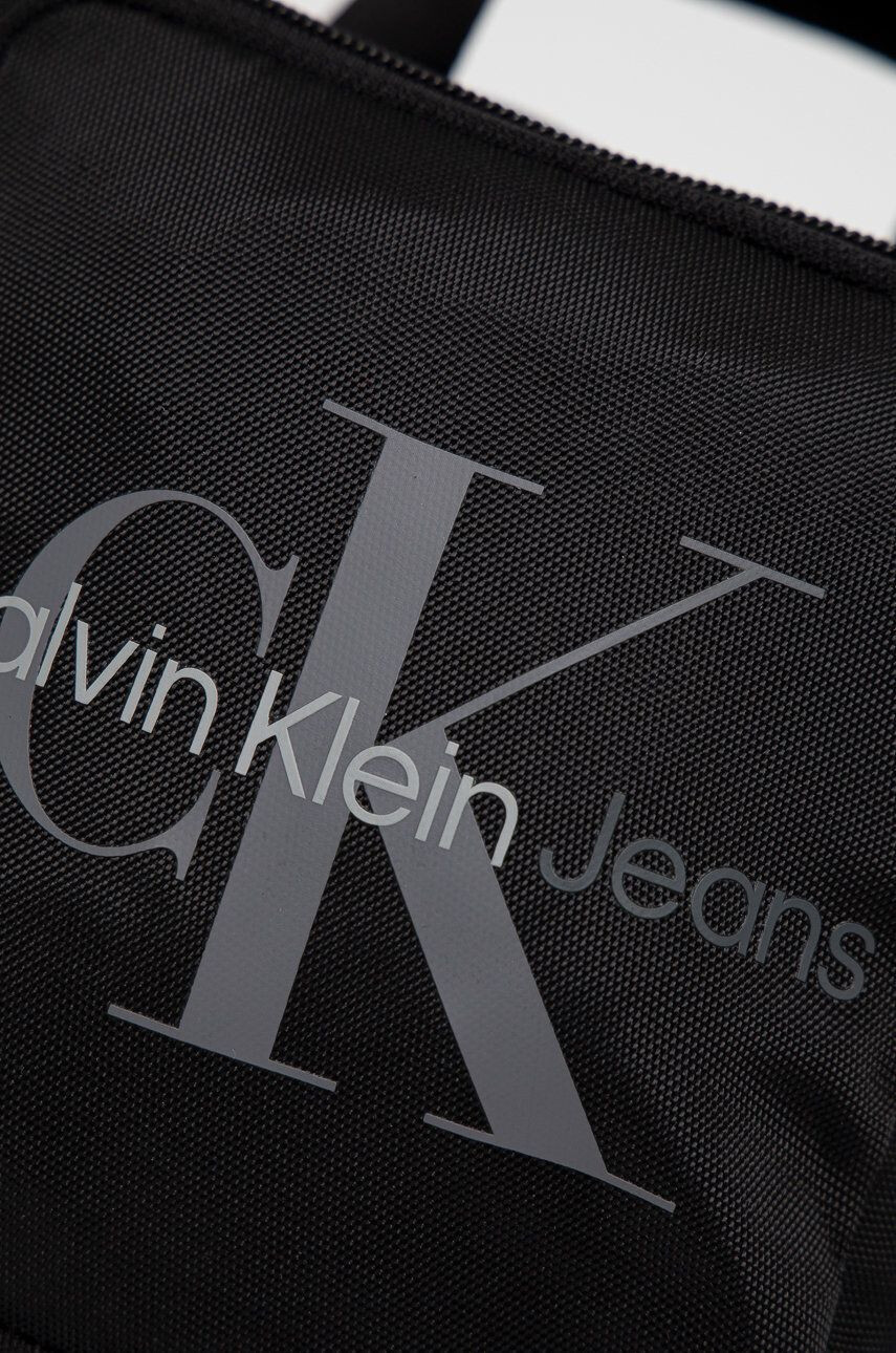 Calvin Klein Jeans Torbica za okoli pasu črna barva - Pepit.si