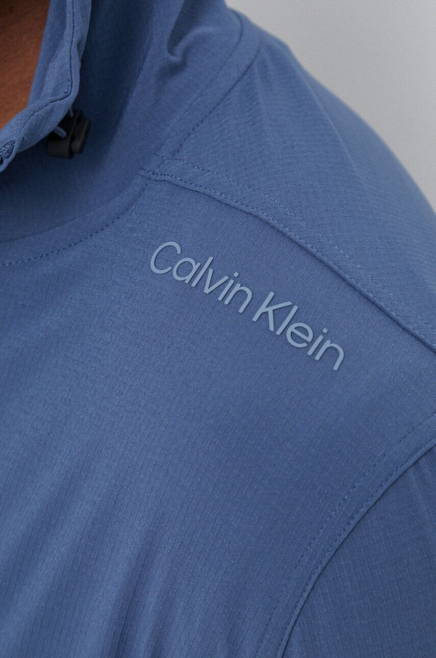 Calvin Klein Performance Vetrovka Essentials mornarsko modra barva - Pepit.si