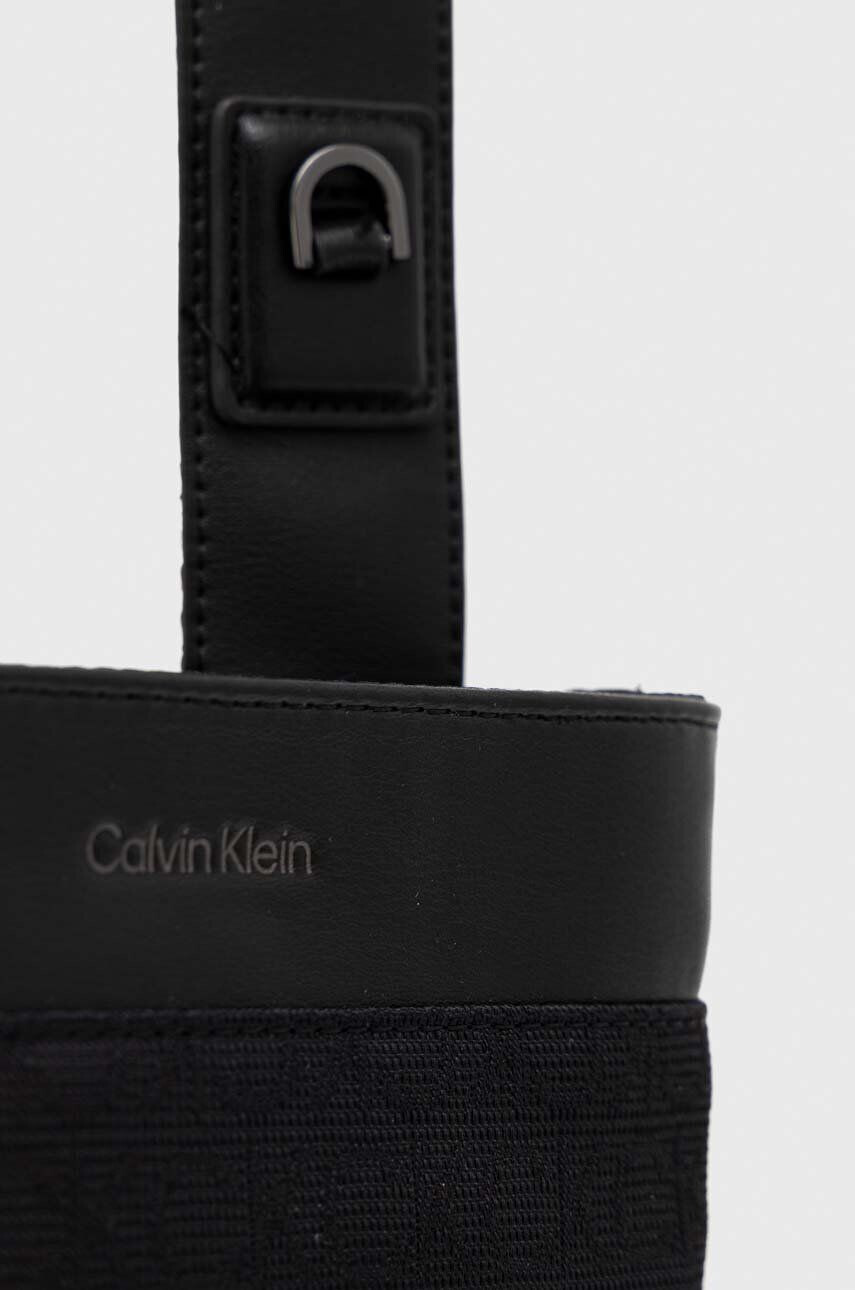 Calvin Klein Torbica za okoli pasu črna barva - Pepit.si