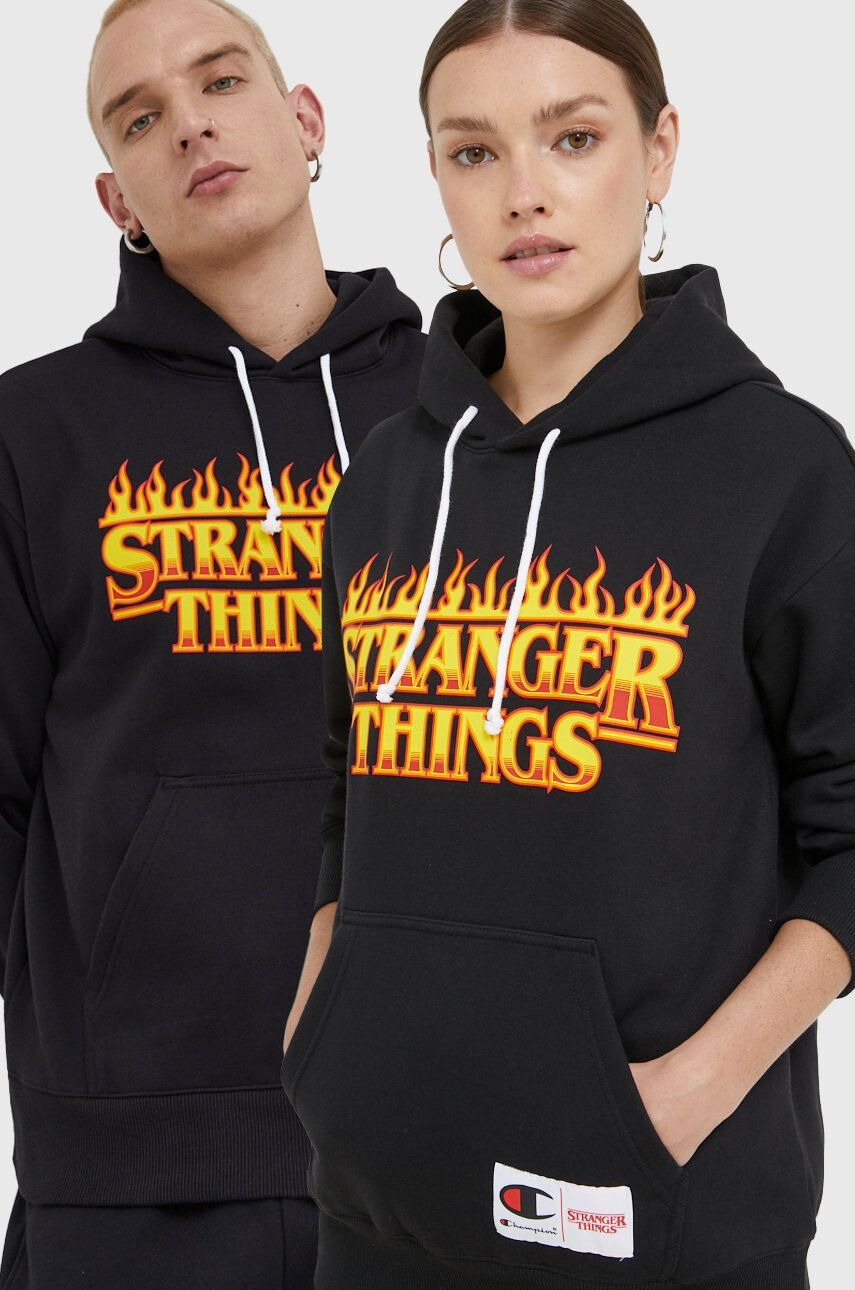 Champion Pulover Xstranger Things črna barva - Pepit.si