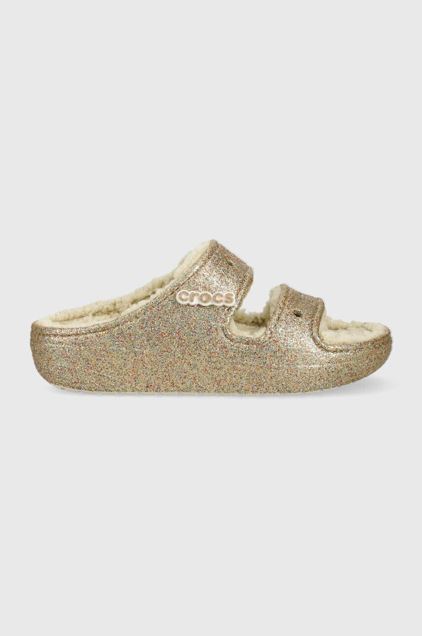 Crocs Natikači Classic Cozzzy Glitter Sandal zlata barva - Pepit.si