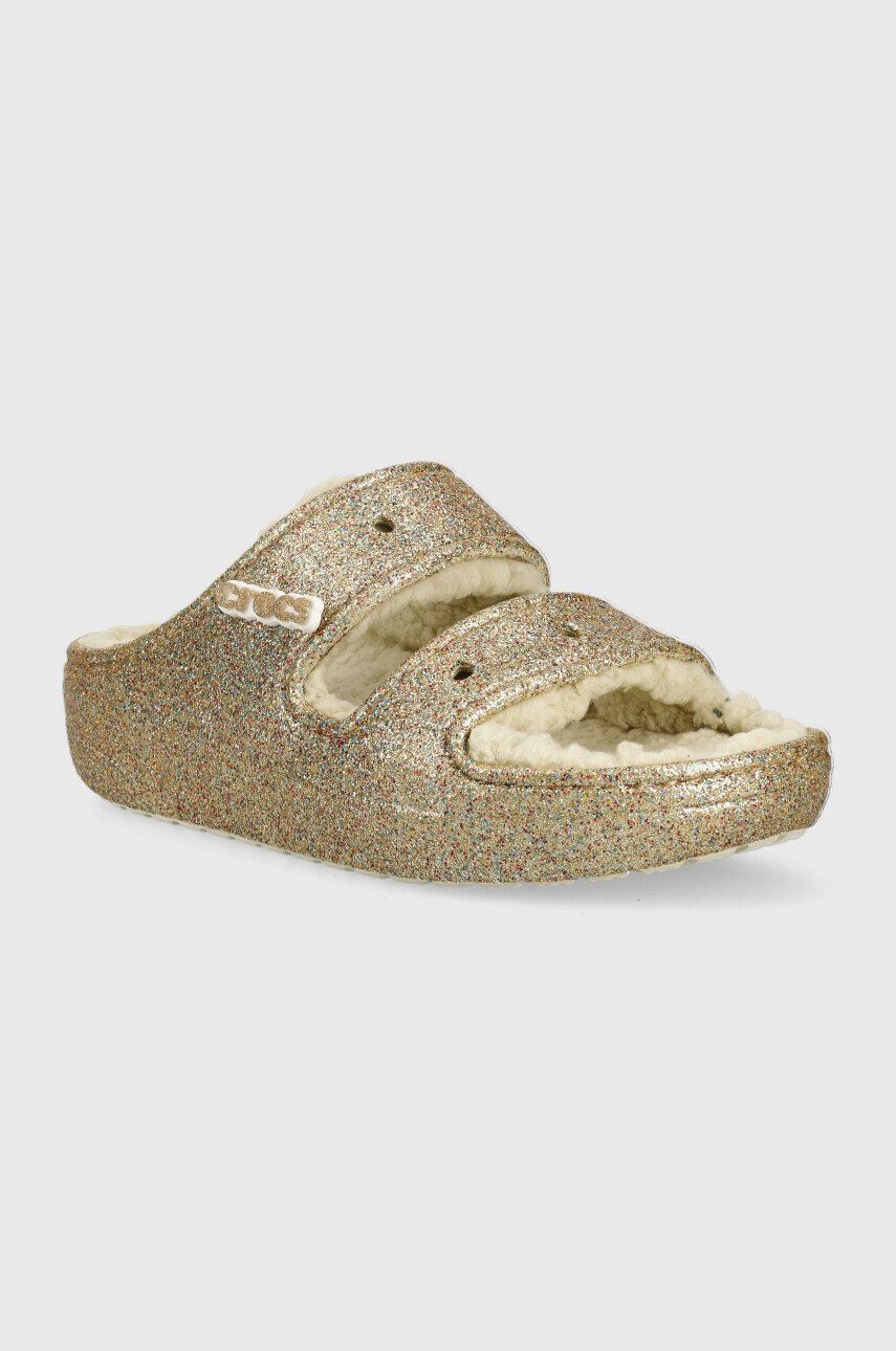 Crocs Natikači Classic Cozzzy Glitter Sandal zlata barva - Pepit.si