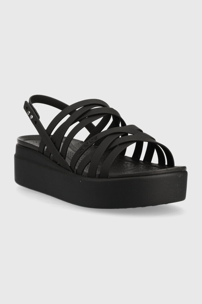 Crocs Sandali Brooklyn Strappy Low Wedge ženski črna barva 206751 - Pepit.si