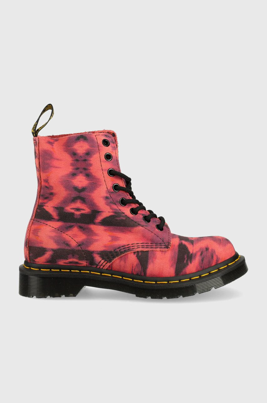 Dr. Martens Nizki škornji iz semiša ženski roza barva - Pepit.si