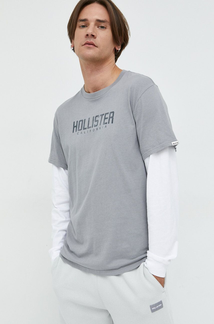 Hollister Co. Bombažna majica z dolgimi rokavi siva barva - Pepit.si