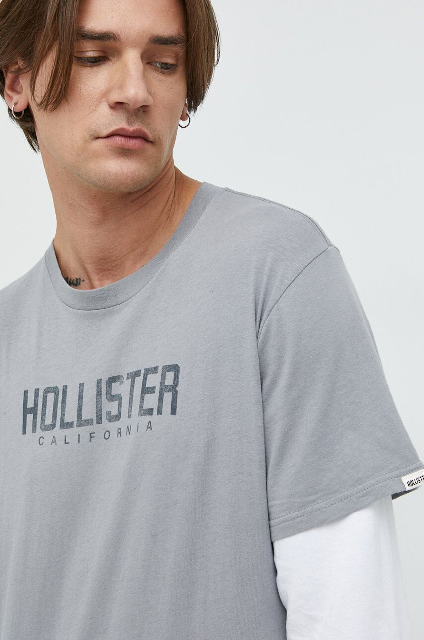 Hollister Co. Bombažna majica z dolgimi rokavi siva barva - Pepit.si