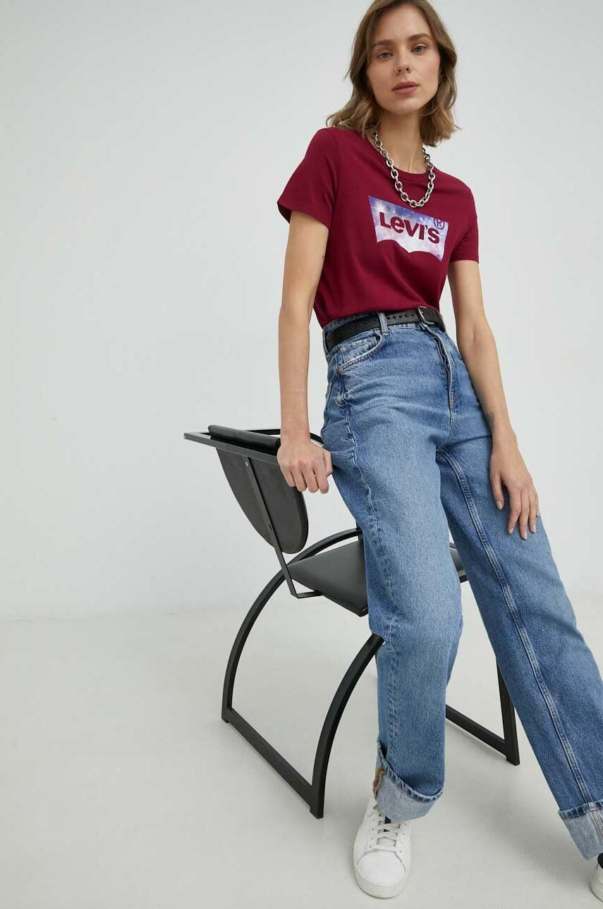 Levi's Bombažna kratka majica bordo barva - Pepit.si