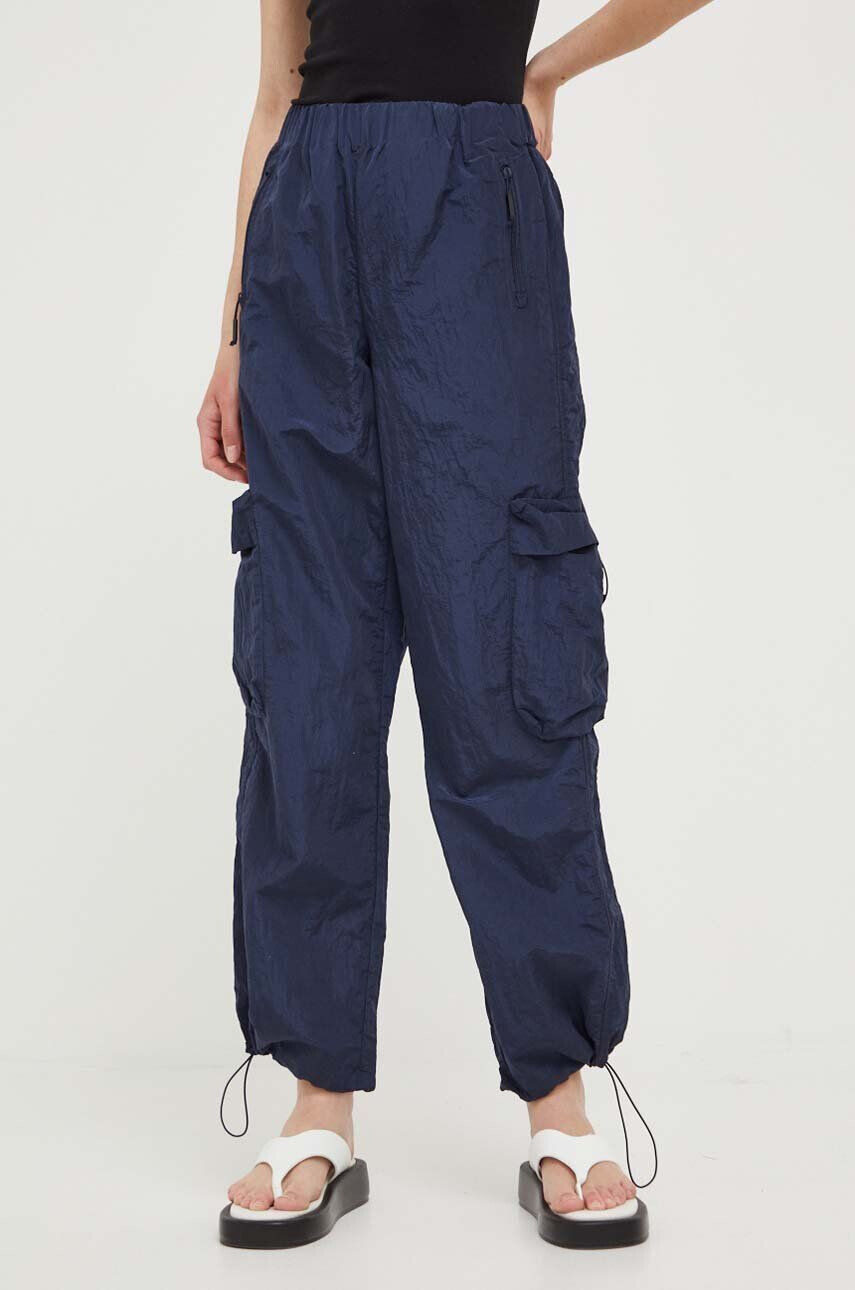 Rains Hlače 18980 Cargo Pants Wide mornarsko modra barva - Pepit.si