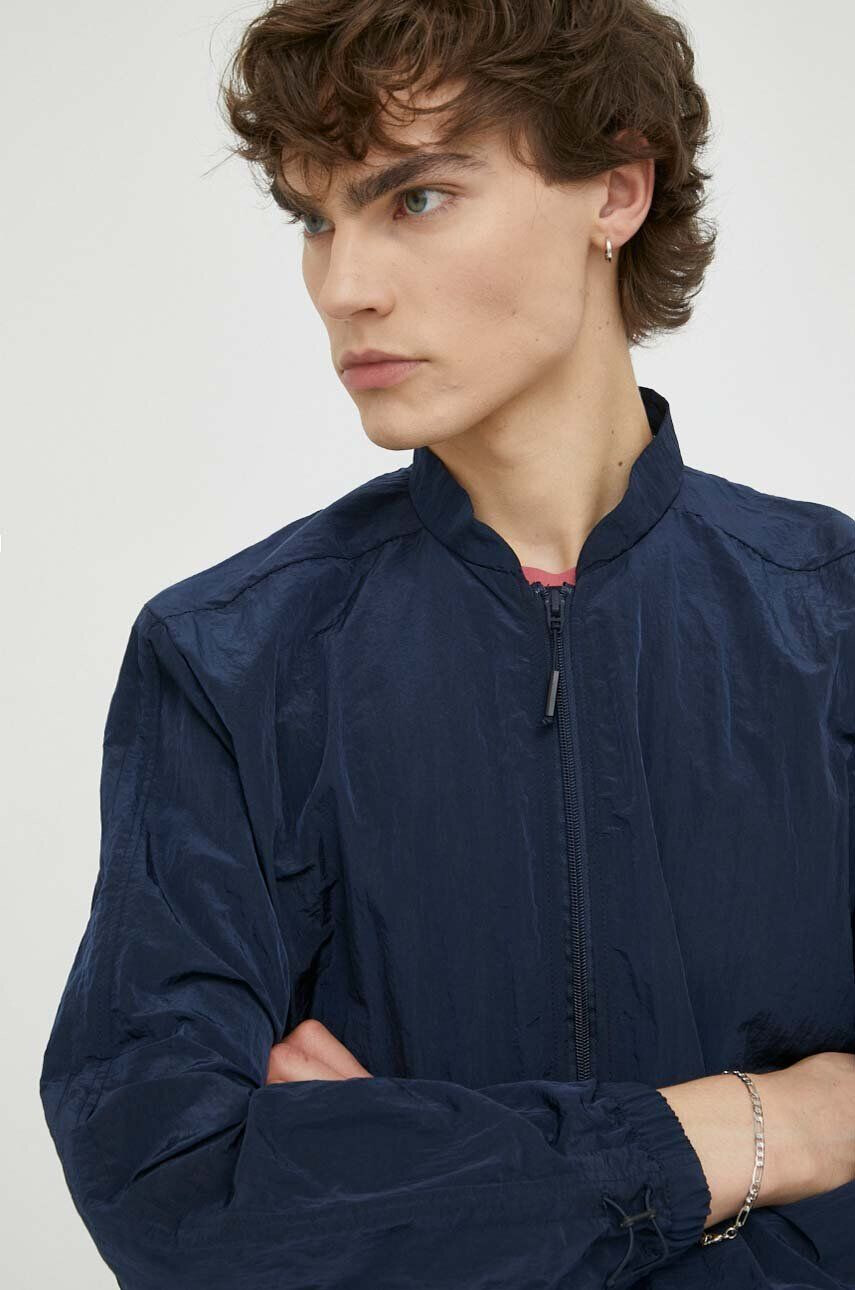 Rains Jakna 18960 Bomber Jacket mornarsko modra barva - Pepit.si