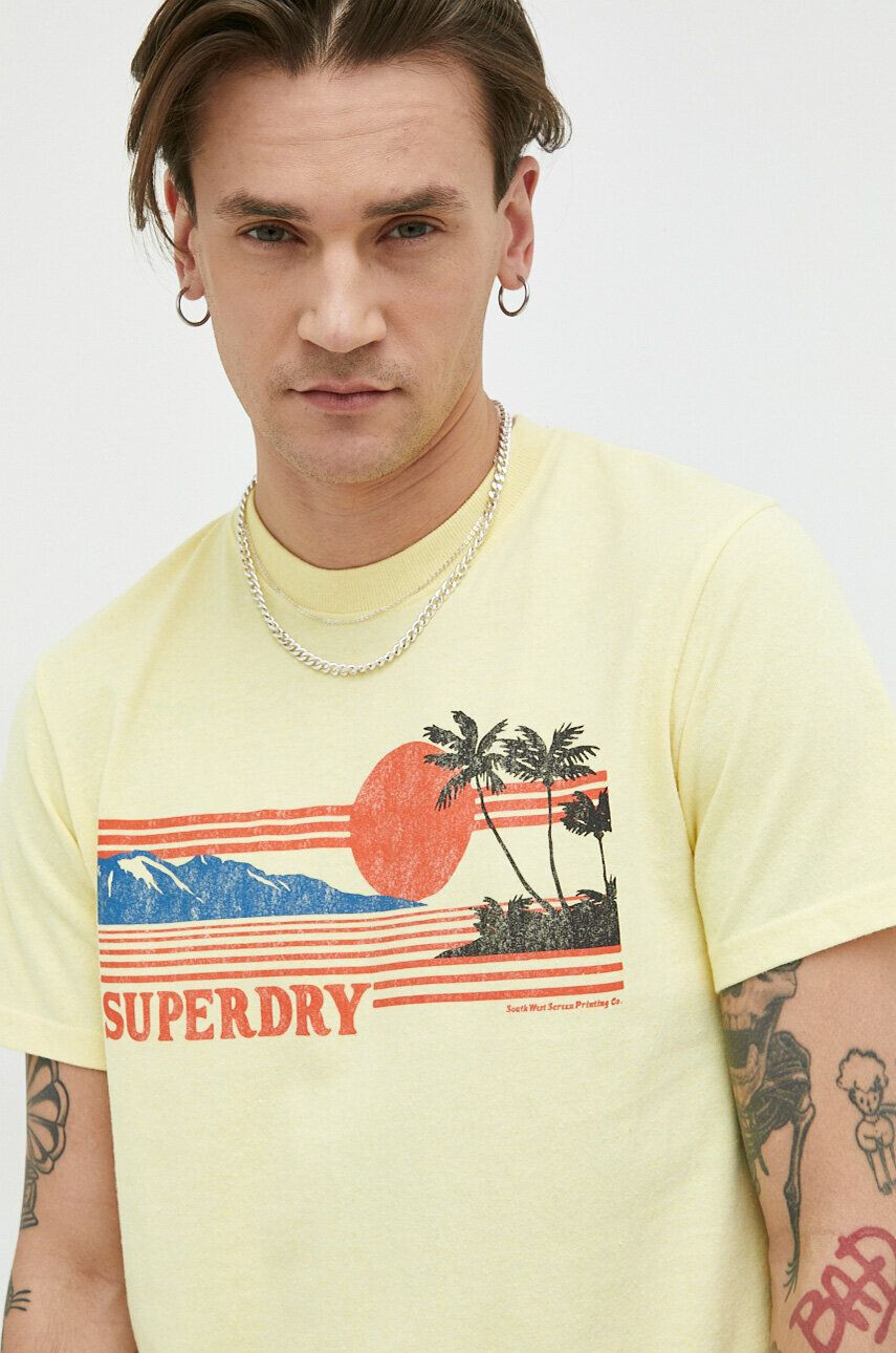 Superdry Kratka majica moški rumena barva - Pepit.si