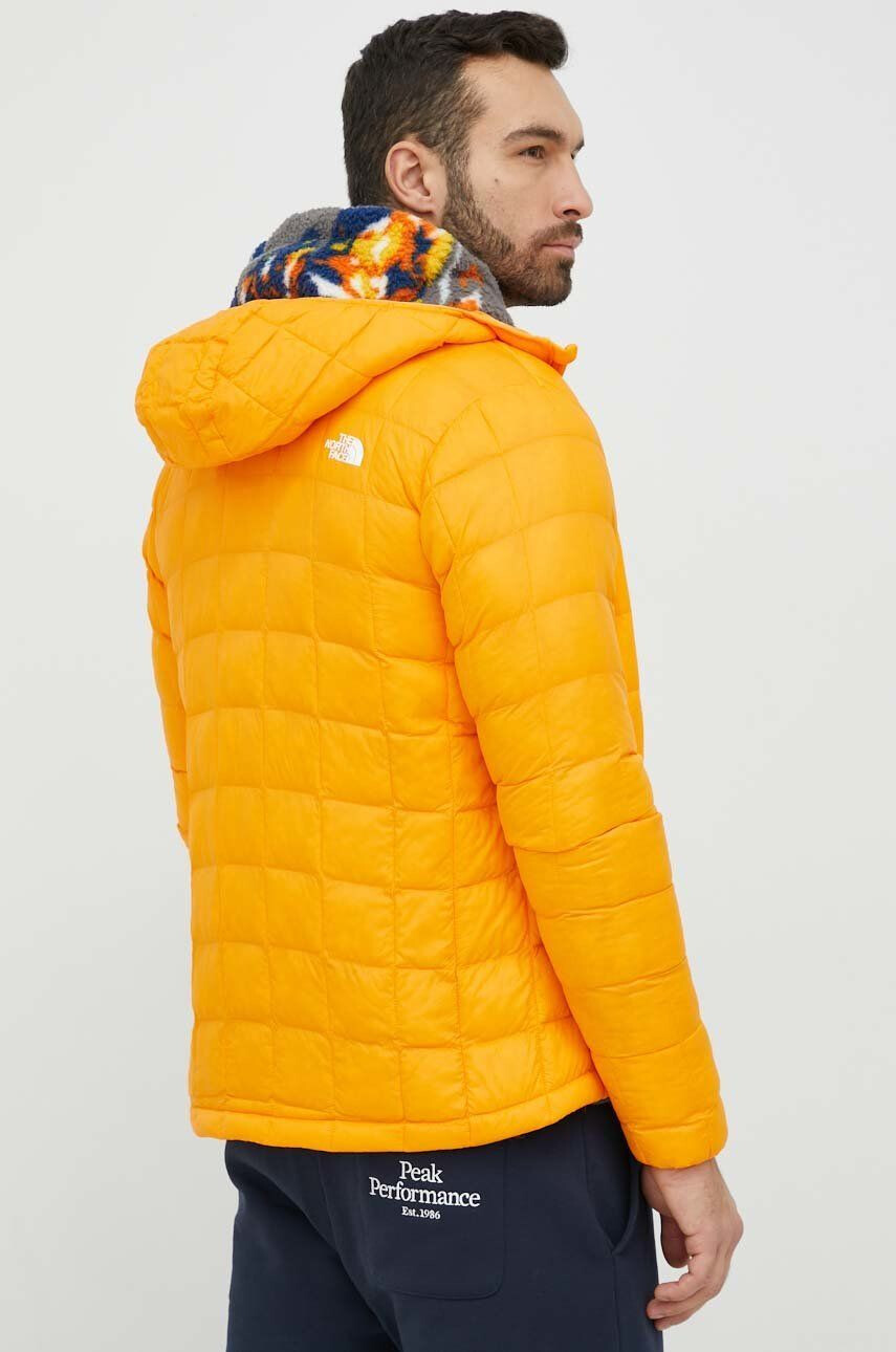 The North Face Športna jakna Thermoball Eco 2.0 oranžna barva - Pepit.si