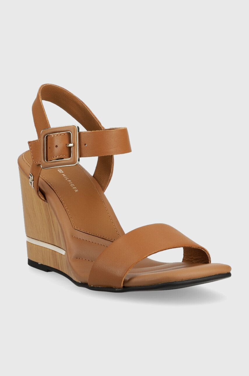 Tommy Hilfiger Sandali HARDWARE WEDGE SANDAL ženski rjava barva FW0FW07074 - Pepit.si