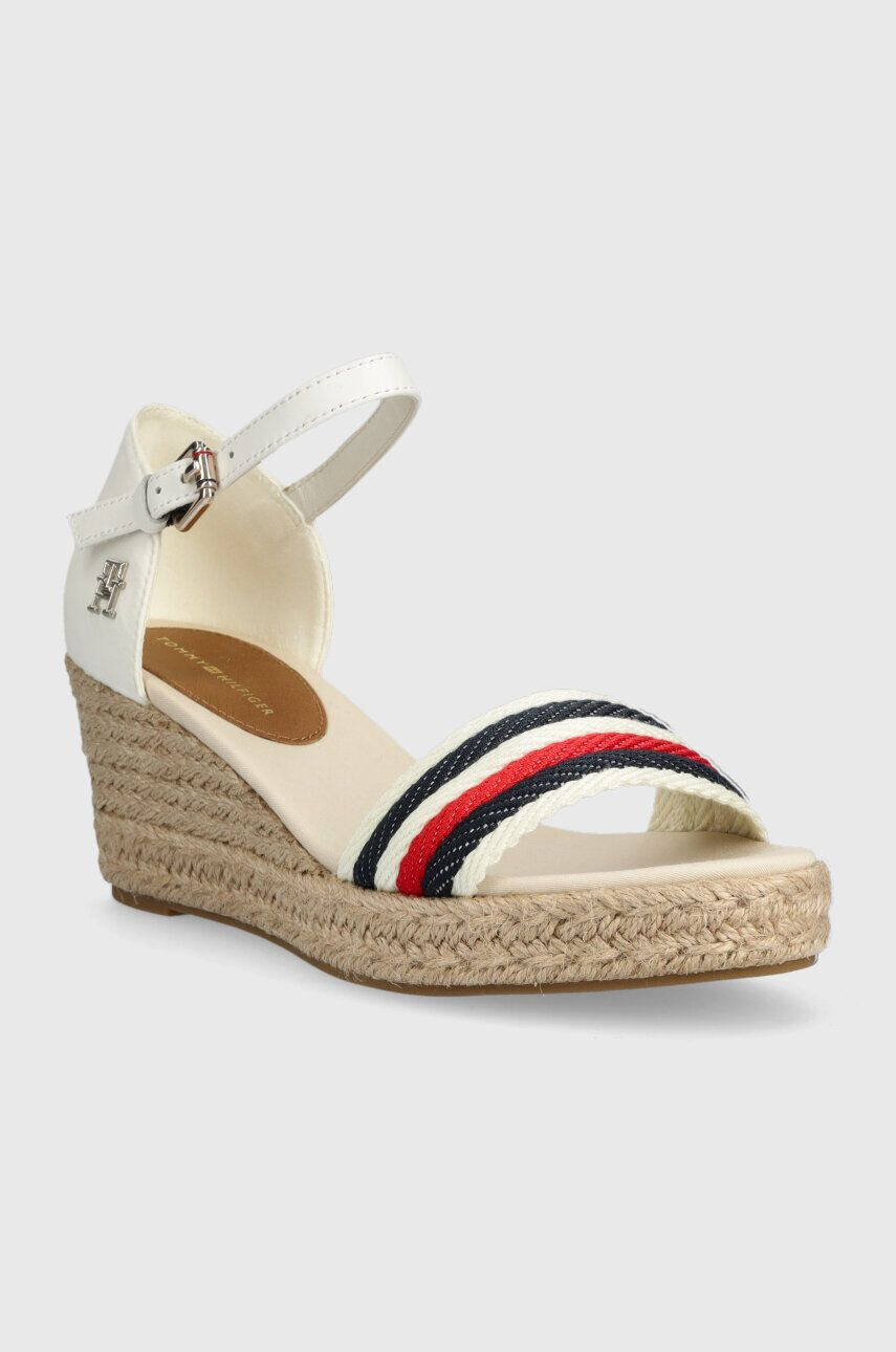 Tommy Hilfiger Sandali MID WEDGE CORPORATE ženski bela barva - Pepit.si