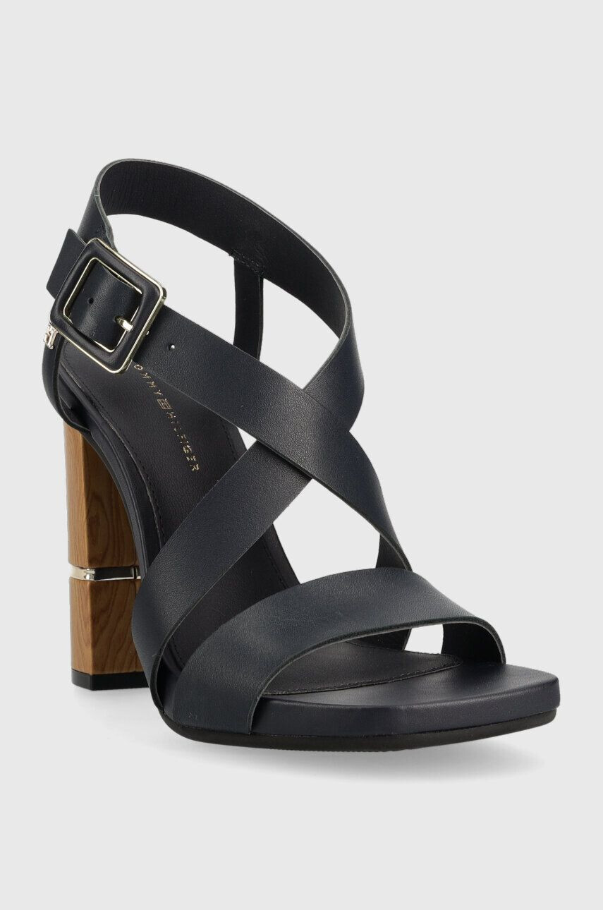 Tommy Hilfiger Usnjeni sandali HARDWARE BLOCK HIGH HEEL mornarsko modra barva FW0FW07016 - Pepit.si