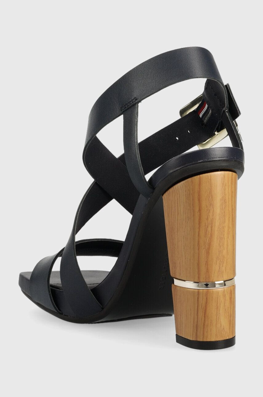 Tommy Hilfiger Usnjeni sandali HARDWARE BLOCK HIGH HEEL mornarsko modra barva FW0FW07016 - Pepit.si