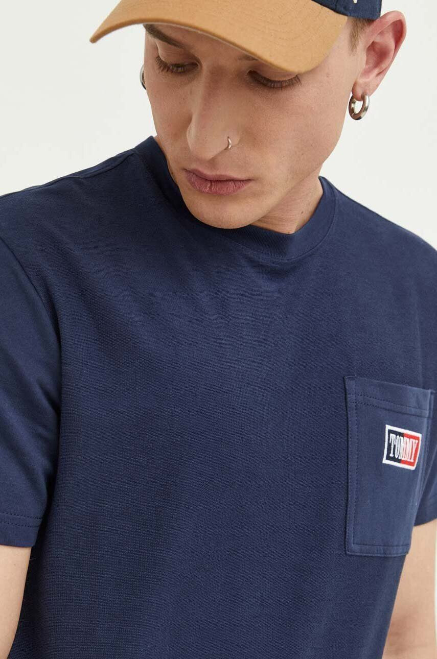 Tommy Jeans Bombažna kratka majica mornarsko modra barva - Pepit.si