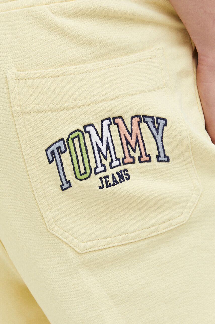 Tommy Jeans Bombažne kratke hlače rumena barva - Pepit.si