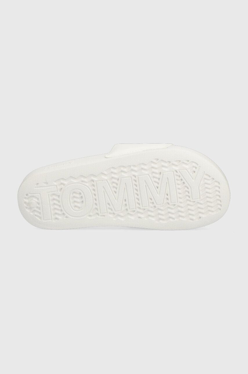 Tommy Jeans Natikači PRINTED PU POOL SLD ženski bela barva EN0EN02107 - Pepit.si