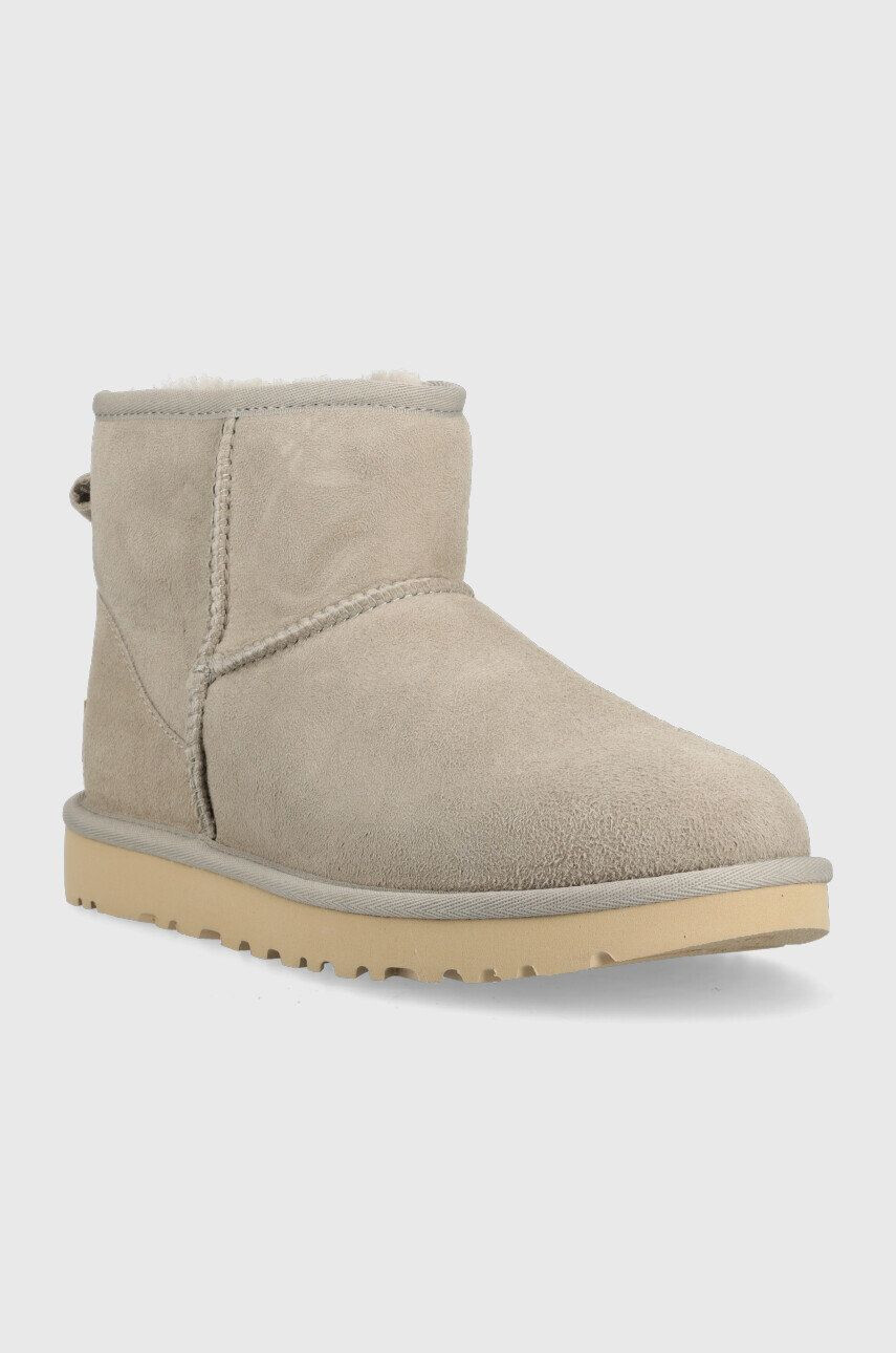 Ugg Snežke iz semiša W Classic Mini Ii siva barva - Pepit.si