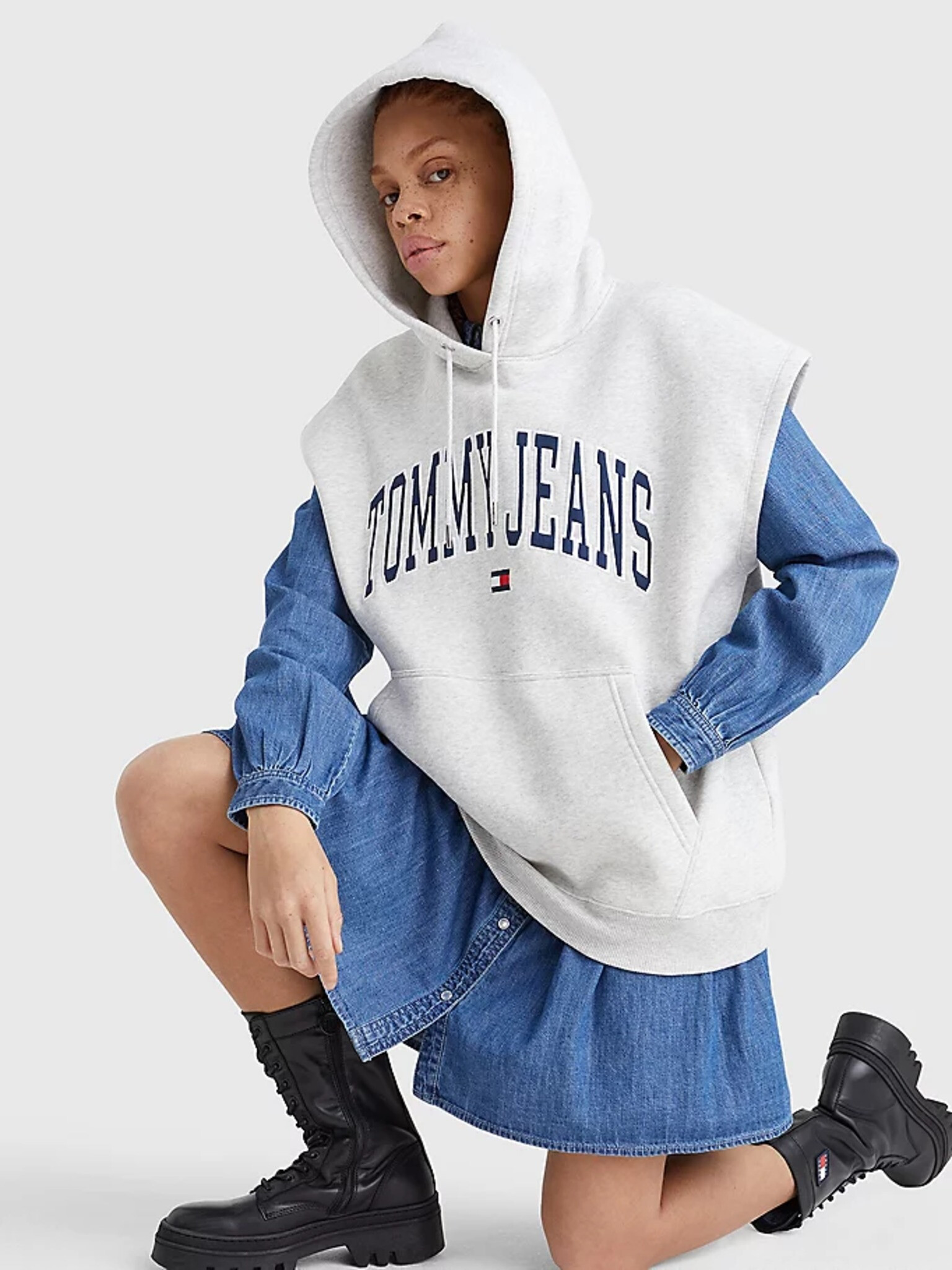 Tommy Jeans Collegiat Pulover Siva - Pepit.si