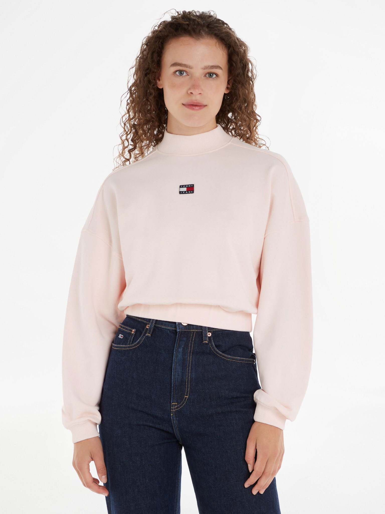 Tommy Jeans Mock Neck Badge Boxy Cropped Pulover Roza - Pepit.si