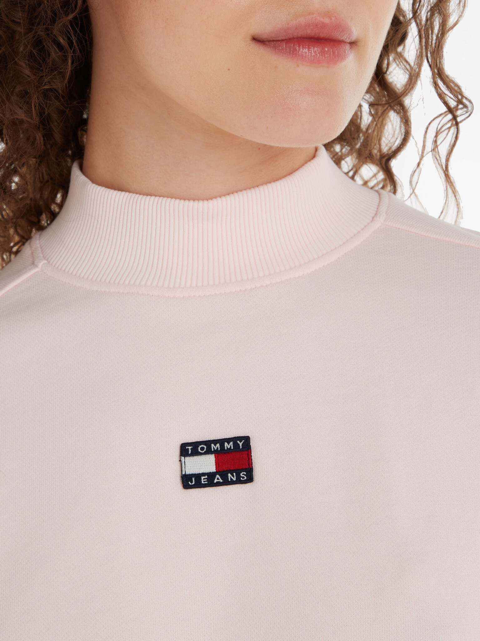 Tommy Jeans Mock Neck Badge Boxy Cropped Pulover Roza - Pepit.si