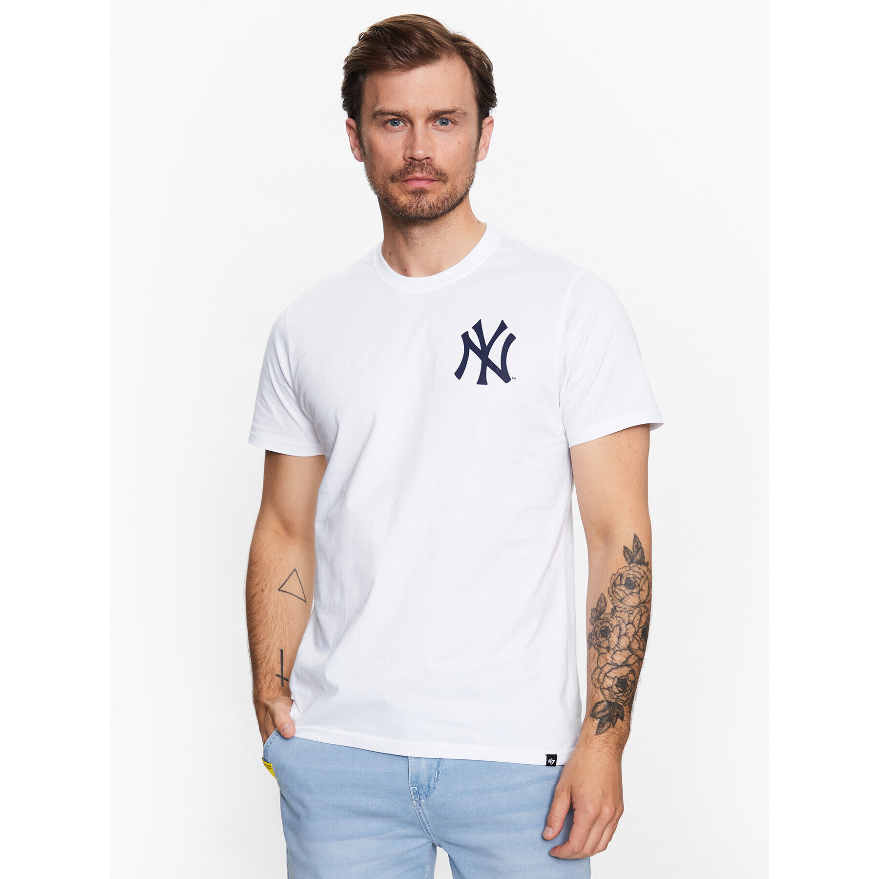 47 Brand Majica New York Yankees World Series Backer '47 Echo Tee Bela Regular Fit - Pepit.si