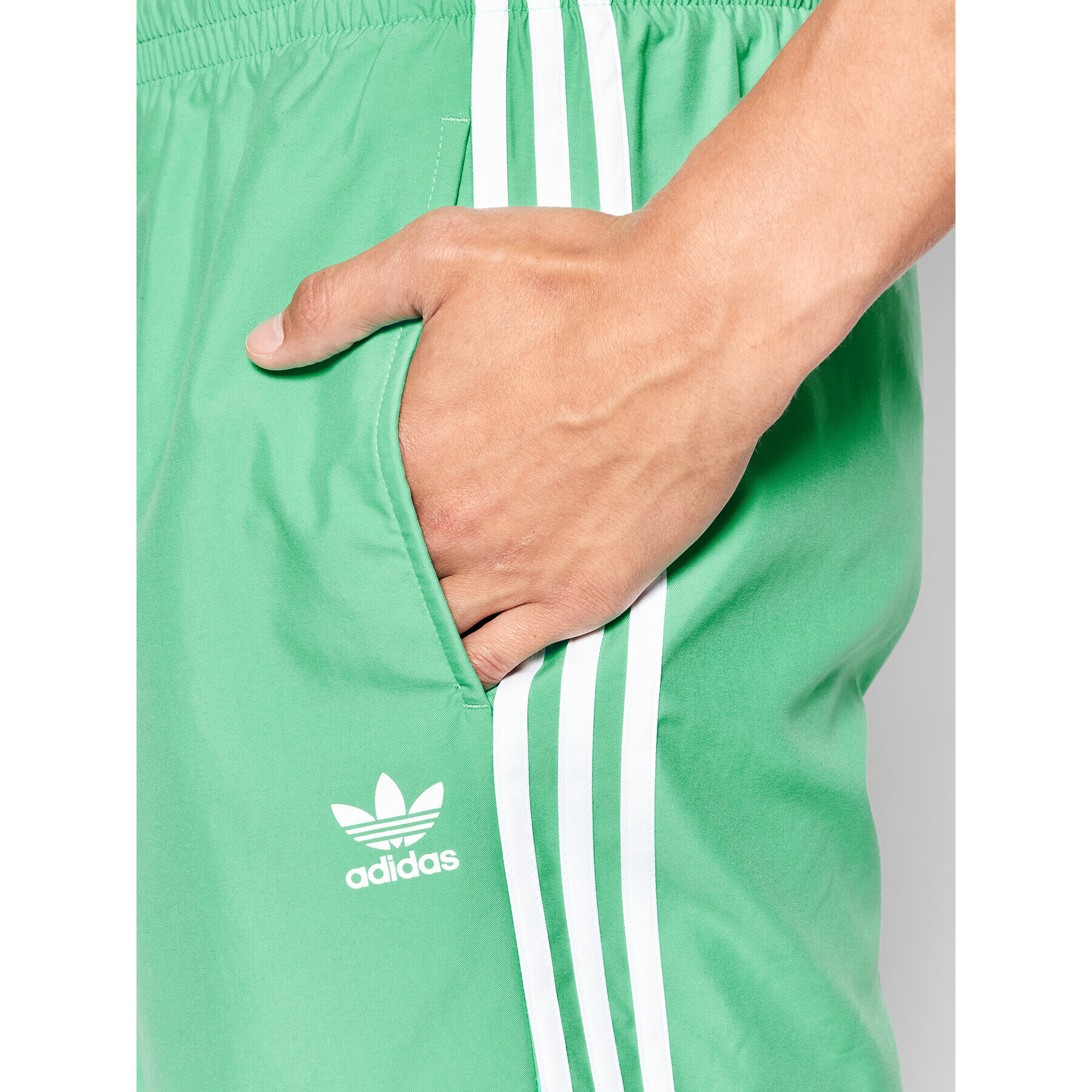 adidas Kopalne hlače adicolor Classics 3-Stripes HF2119 Zelena Regular Fit - Pepit.si