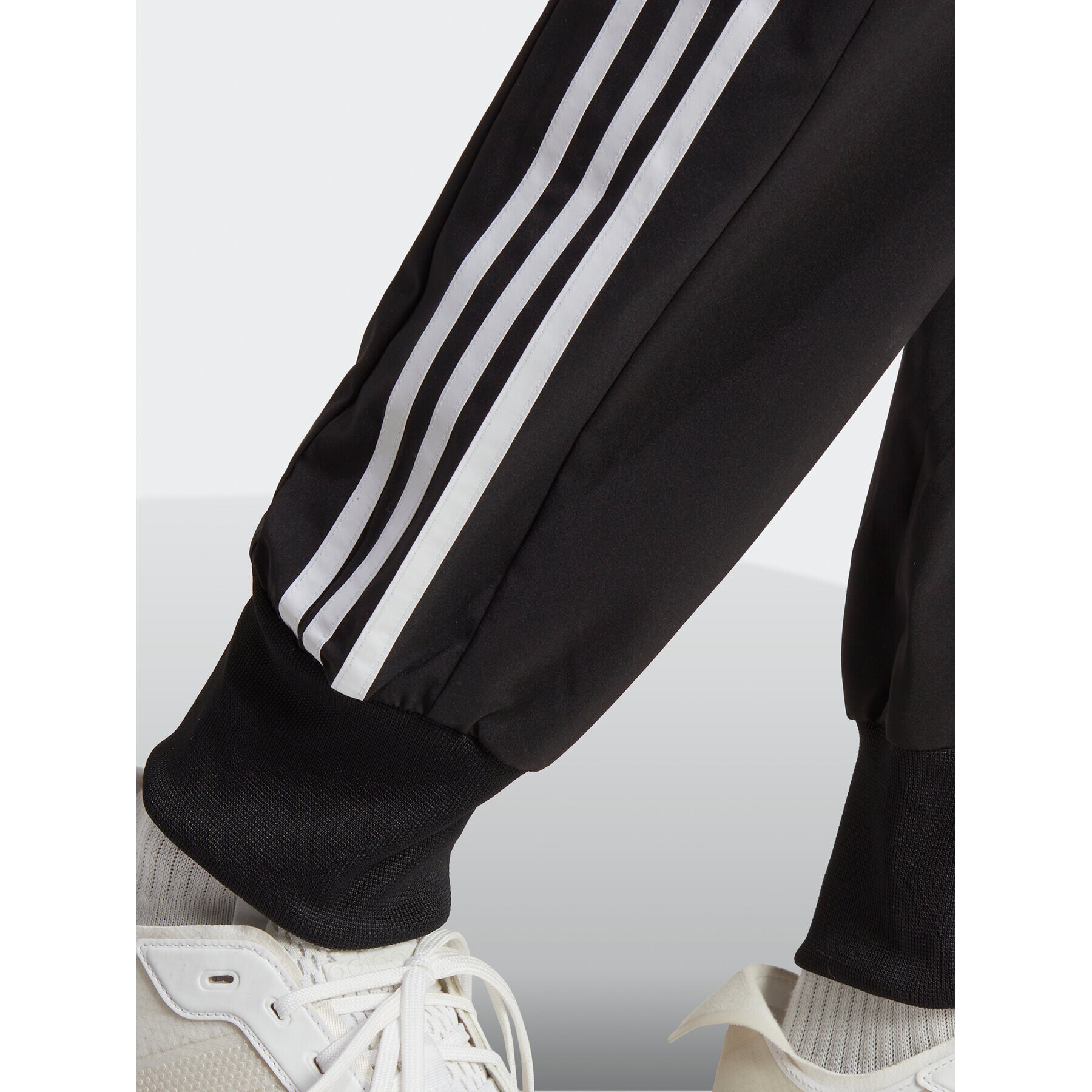 adidas Spodnji del trenirke AEROREADY Essentials Tapered Cuff Woven 3-Stripes Joggers IC0041 Črna Regular Fit - Pepit.si