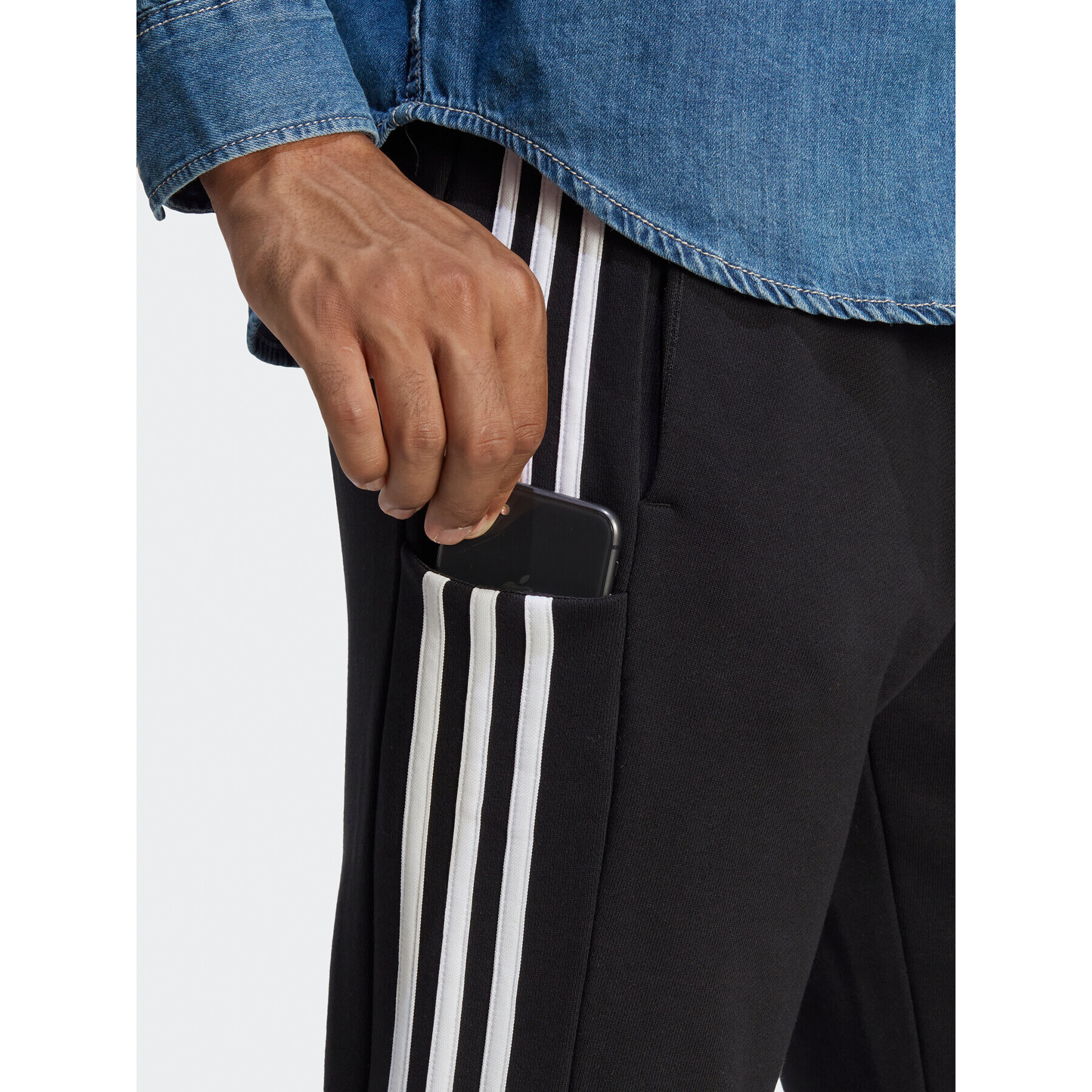 adidas Spodnji del trenirke Essentials French Terry Tapered Cuff 3-Stripes Joggers HA4337 Črna Regular Fit - Pepit.si