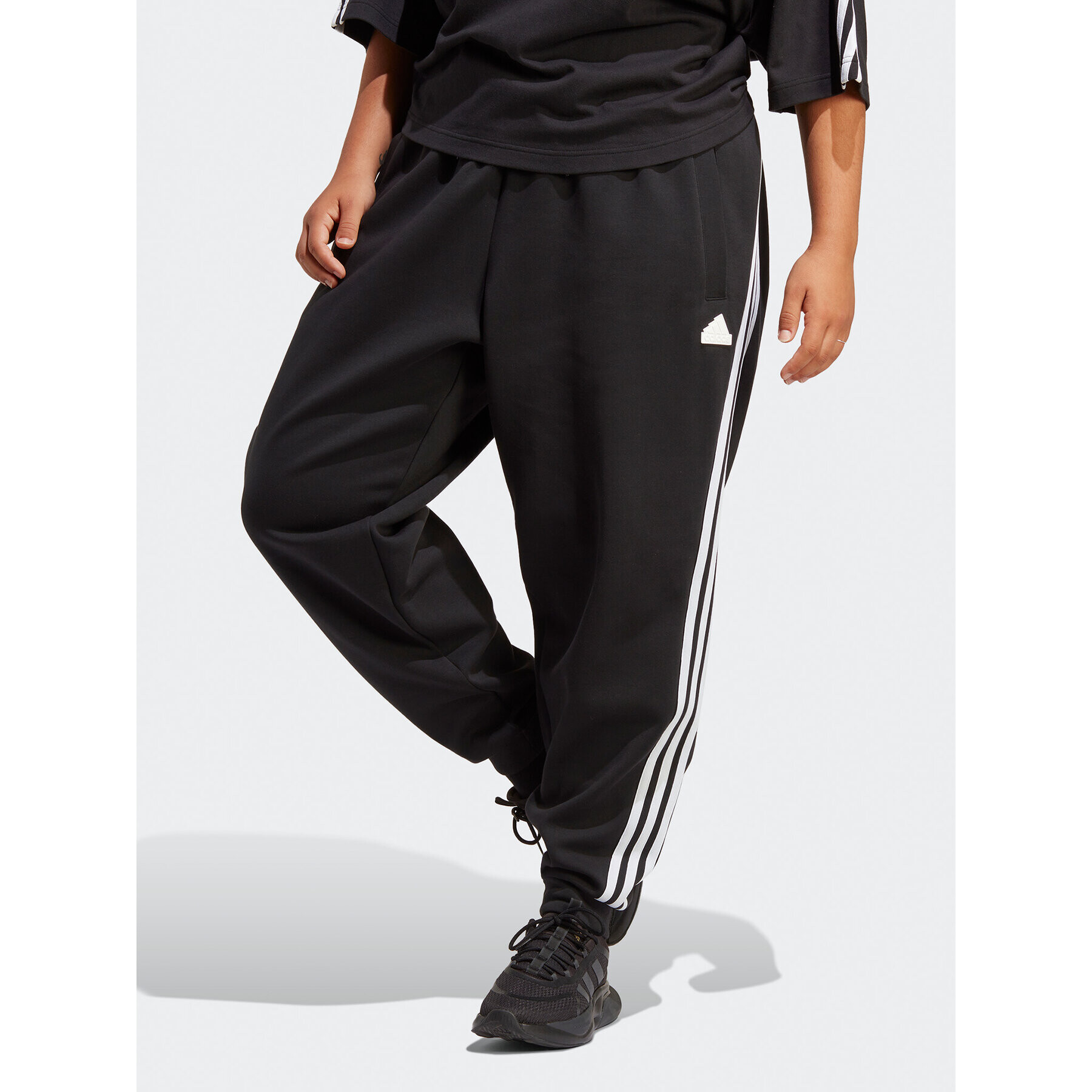 adidas Spodnji del trenirke Future Icons 3-Stripes Regular Tracksuit Bottoms (Plus Size) HT4703 Črna Regular Fit - Pepit.si