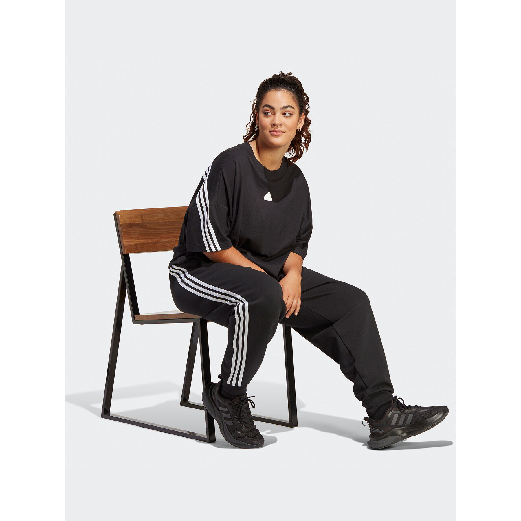 adidas Spodnji del trenirke Future Icons 3-Stripes Regular Tracksuit Bottoms (Plus Size) HT4703 Črna Regular Fit - Pepit.si