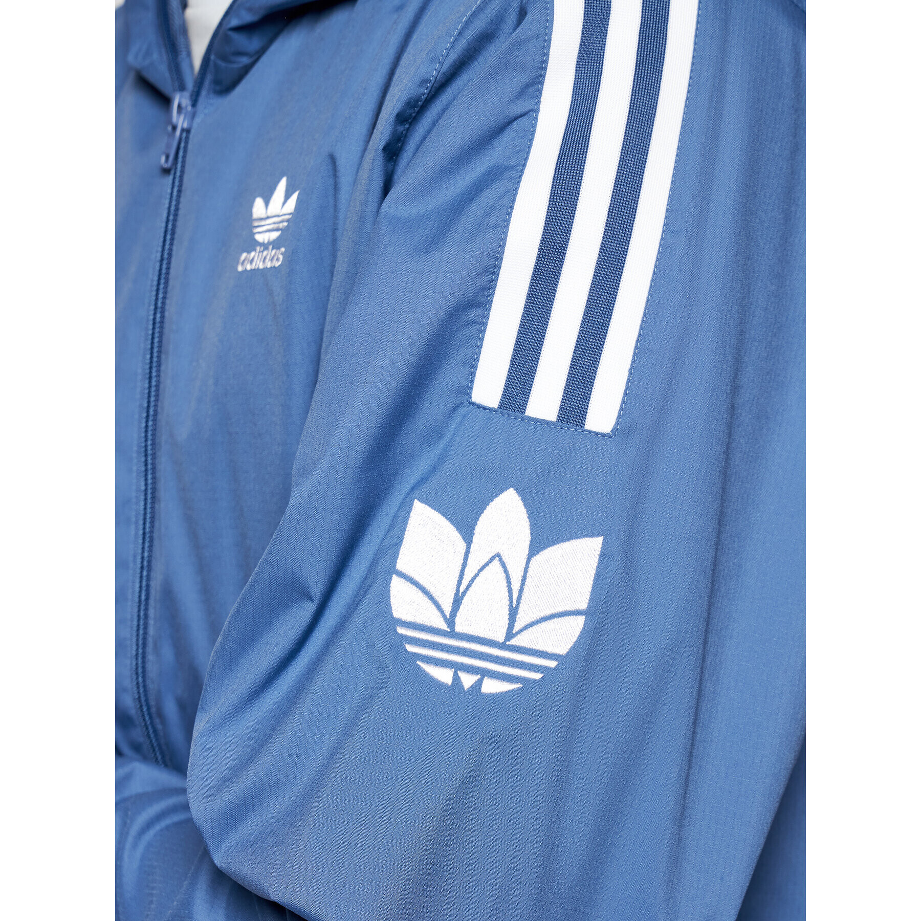 adidas Vetrovka adicolor 3D Trefoil GN3552 Modra Regular Fit - Pepit.si