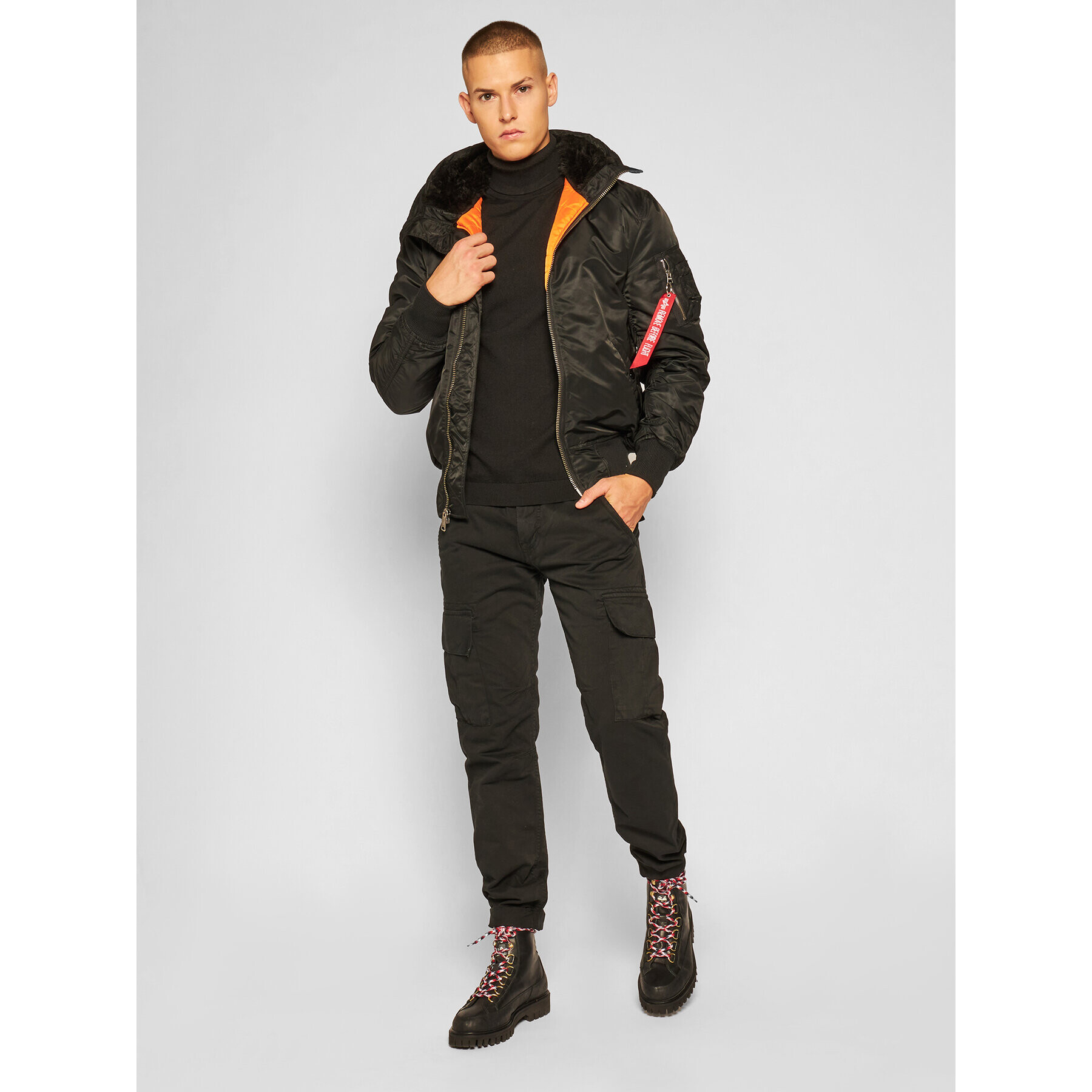 Alpha Industries Hlače iz tkanine Agent 158205 Črna Regular Fit - Pepit.si