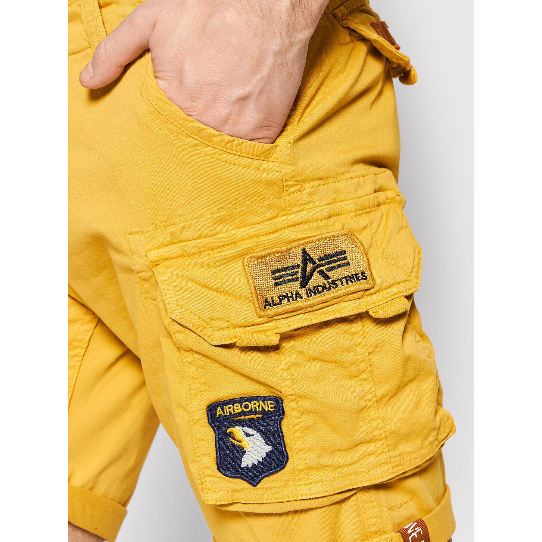 Alpha Industries Kratke hlače iz tkanine Crew 186209 Rumena Regular Fit - Pepit.si