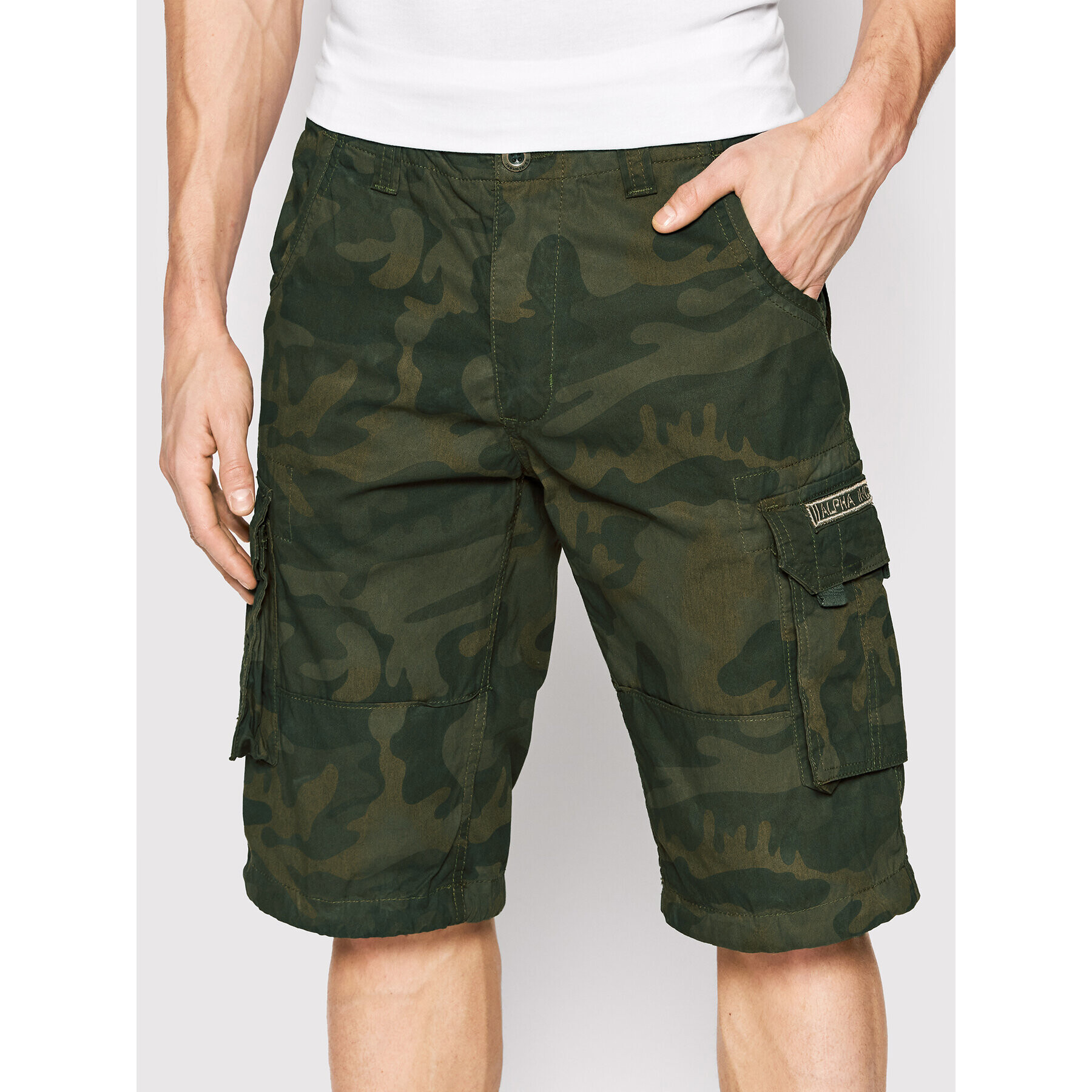 Alpha Industries Kratke hlače iz tkanine Jet Camo 191200C Zelena Regular Fit - Pepit.si