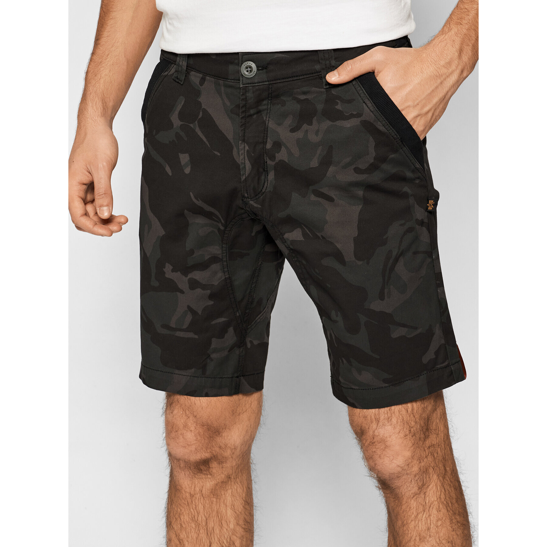 Alpha Industries Kratke hlače iz tkanine Kerosene Camo 176205 Črna Regular Fit - Pepit.si