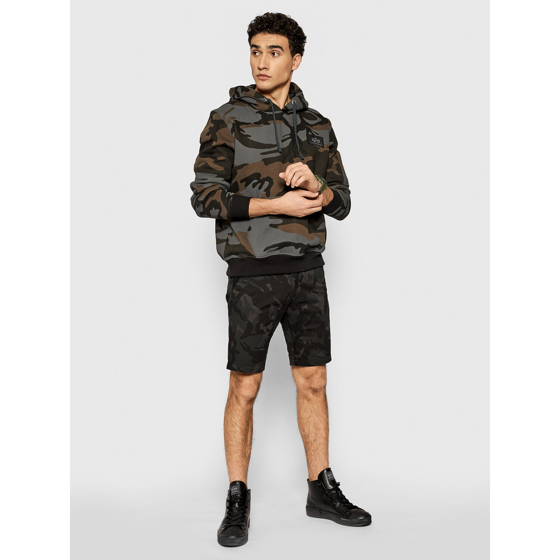 Alpha Industries Kratke hlače iz tkanine Kerosene Camo 176205 Črna Regular Fit - Pepit.si