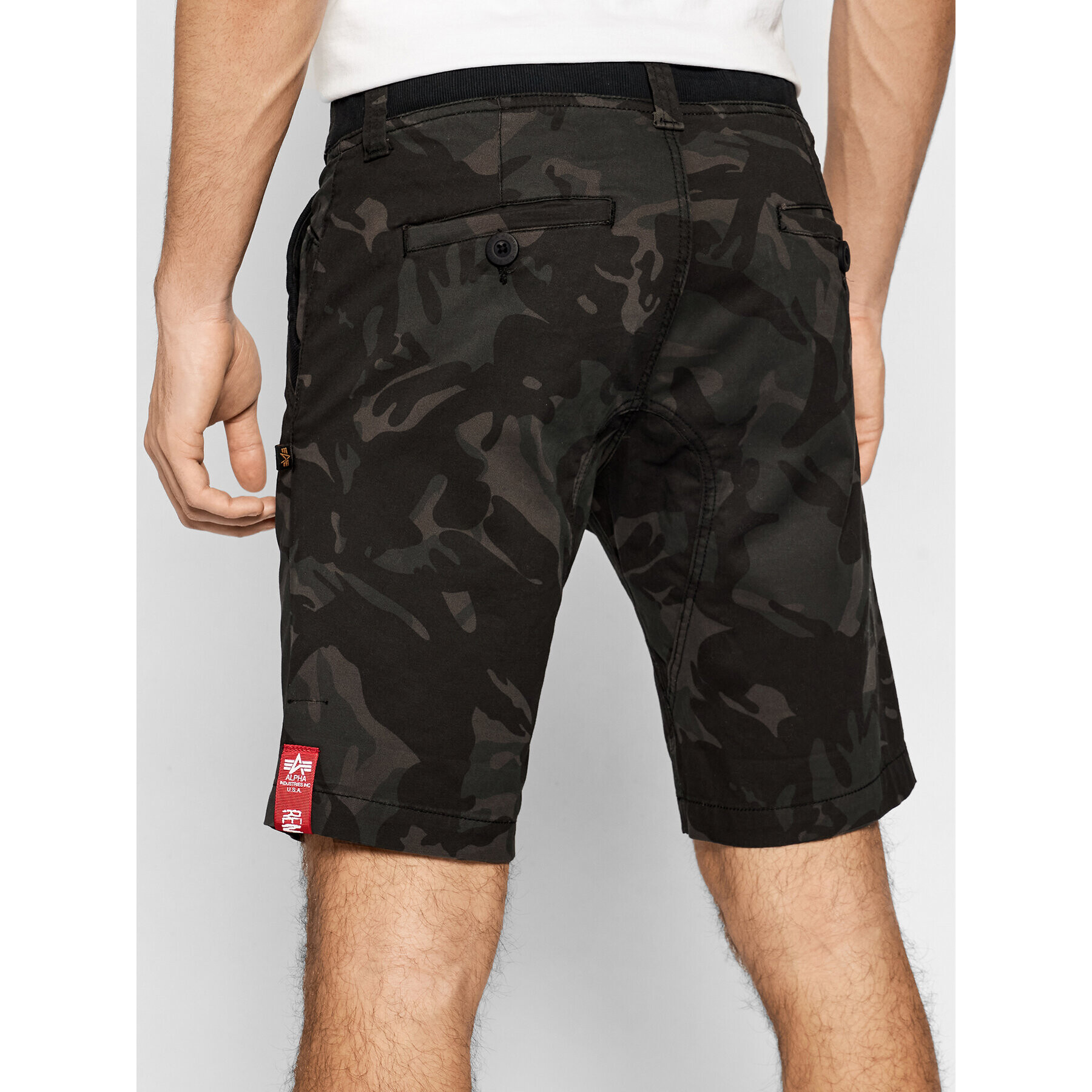 Alpha Industries Kratke hlače iz tkanine Kerosene Camo 176205 Črna Regular Fit - Pepit.si