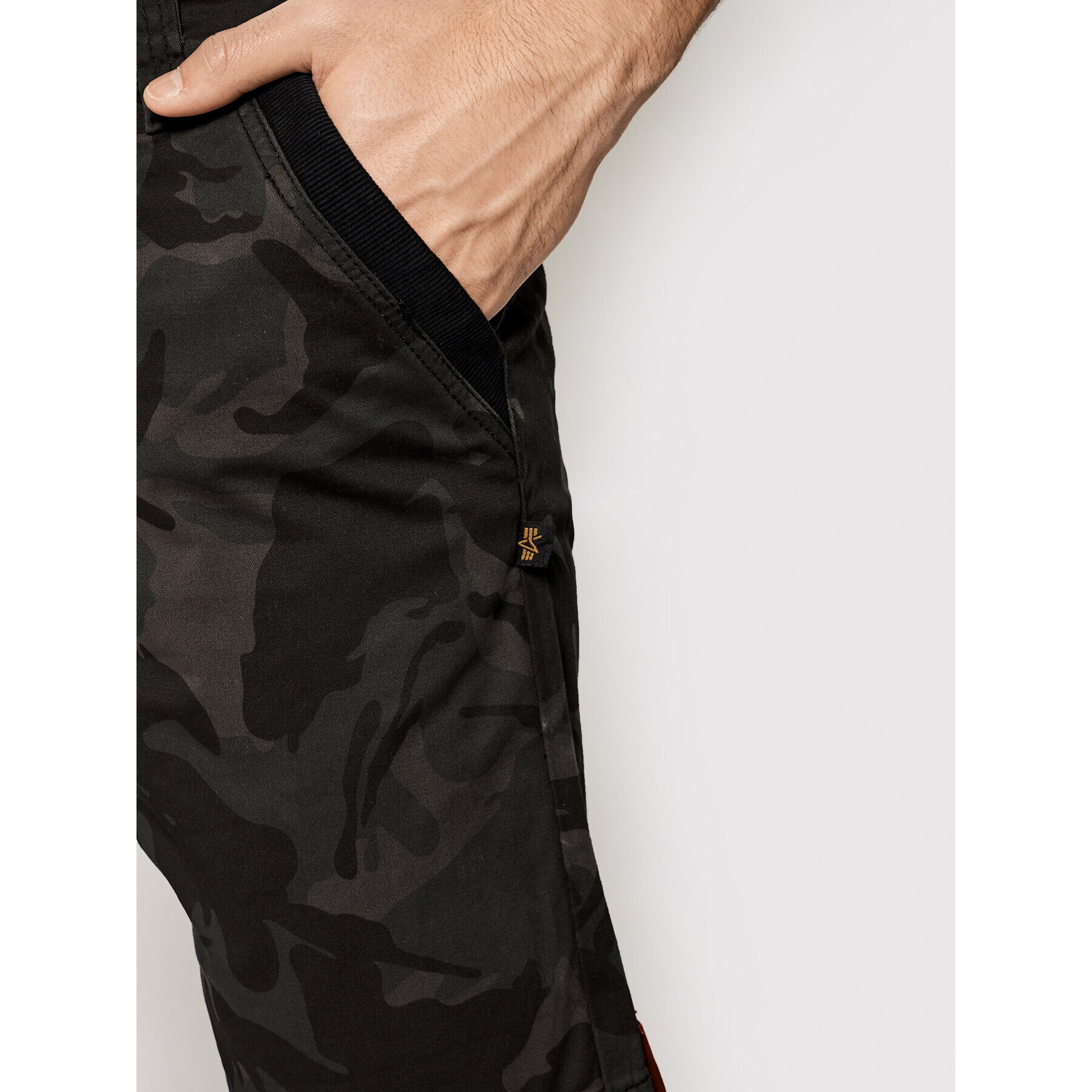 Alpha Industries Kratke hlače iz tkanine Kerosene Camo 176205 Črna Regular Fit - Pepit.si