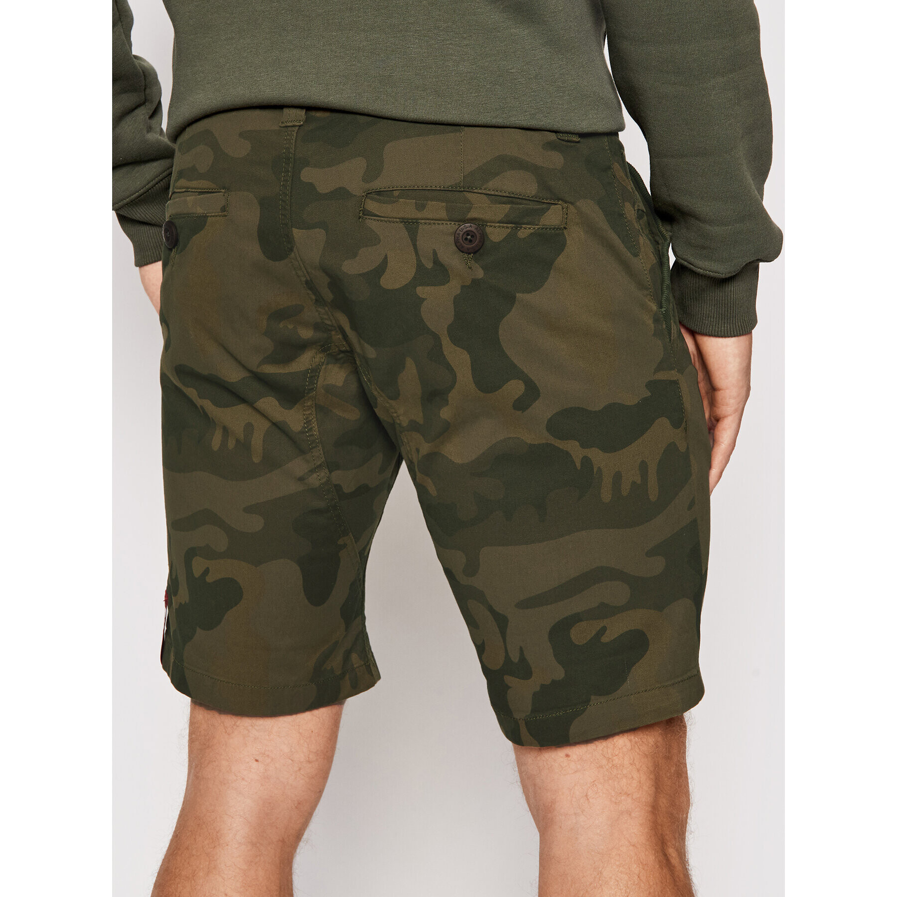 Alpha Industries Kratke hlače iz tkanine Kerosene Camo 176205 Zelena Regular Fit - Pepit.si