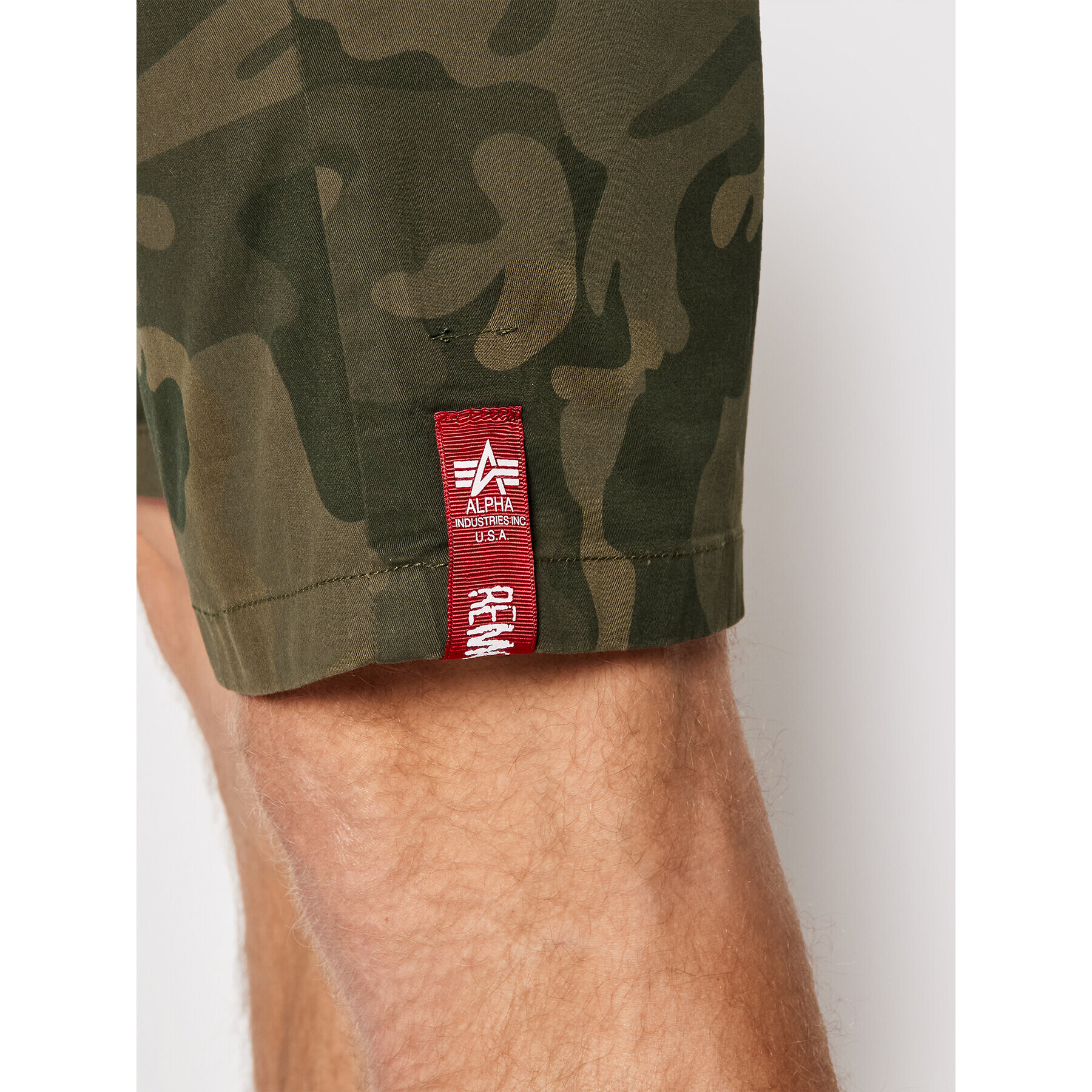 Alpha Industries Kratke hlače iz tkanine Kerosene Camo 176205 Zelena Regular Fit - Pepit.si