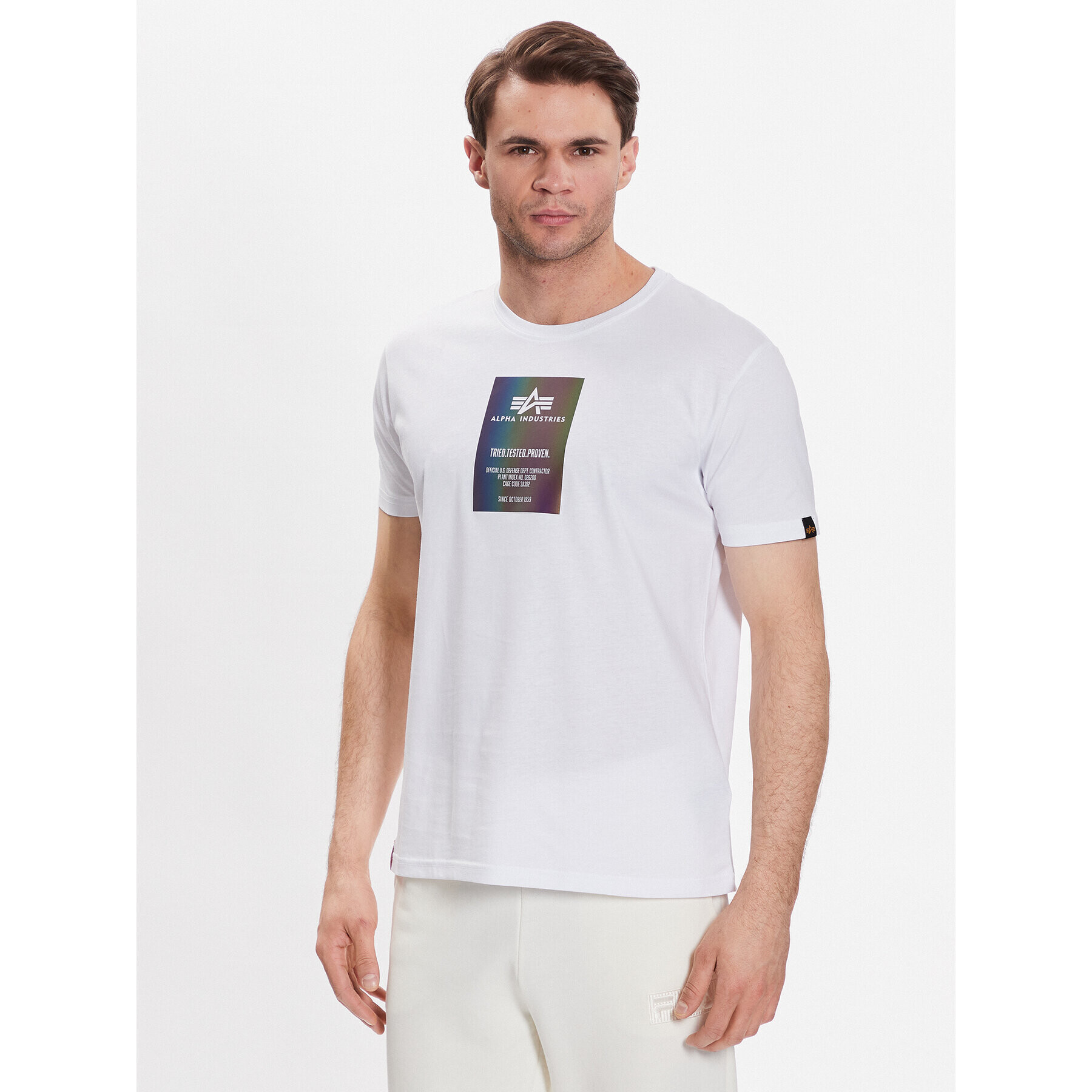 Alpha Industries Majica Rainbow Reflective Label T 126501RR Bela Regular Fit - Pepit.si