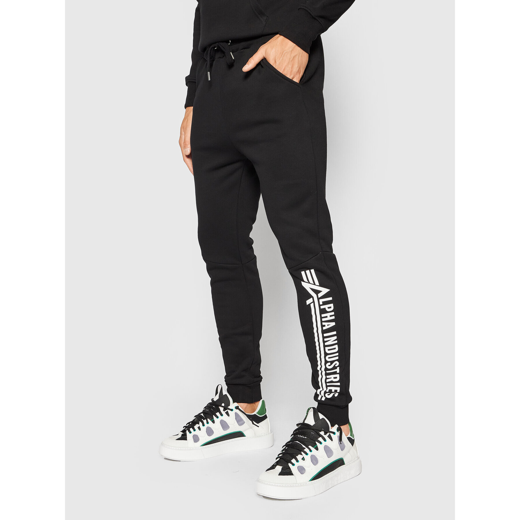 Alpha Industries Spodnji del trenirke Jogger 118364 Črna Regular Fit - Pepit.si