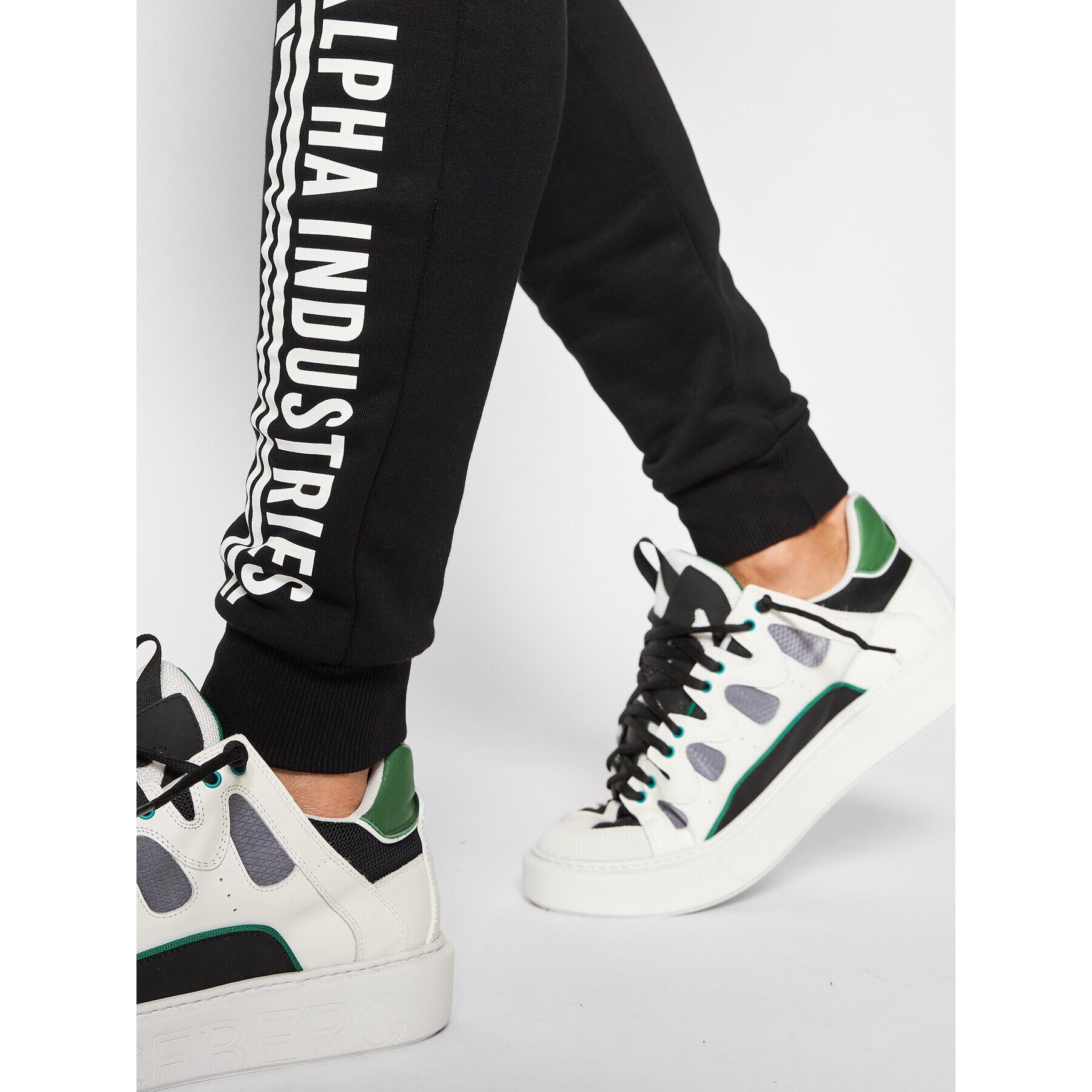 Alpha Industries Spodnji del trenirke Jogger 118364 Črna Regular Fit - Pepit.si