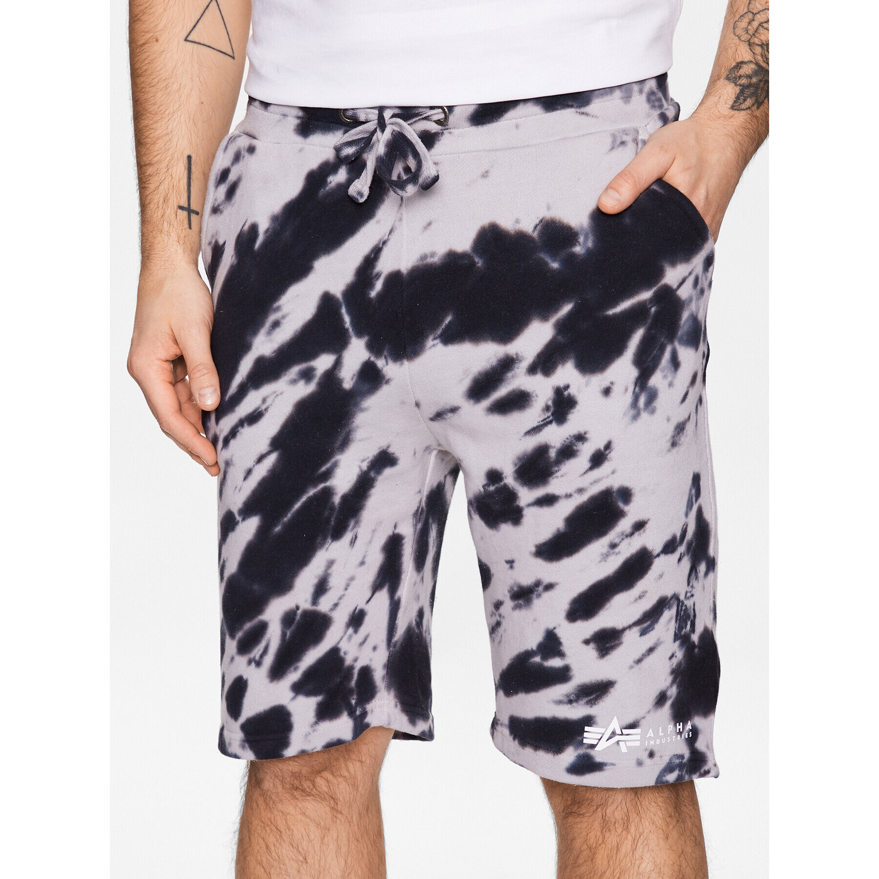 Alpha Industries Športne kratke hlače Tie Dye 106361 Črna Regular Fit - Pepit.si