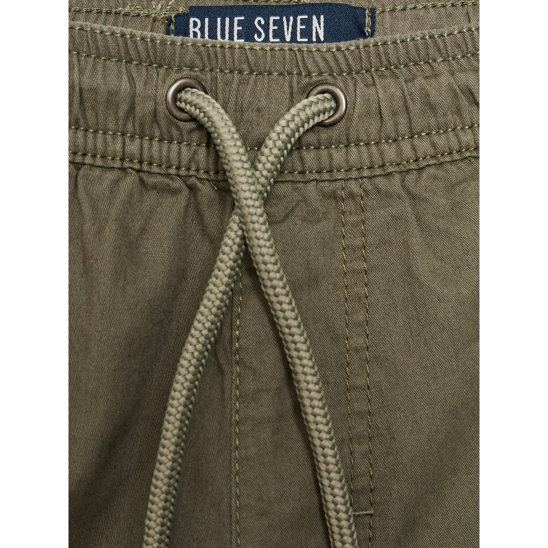 Blue Seven Kratke hlače iz tkanine 643552 X Khaki Regular Fit - Pepit.si