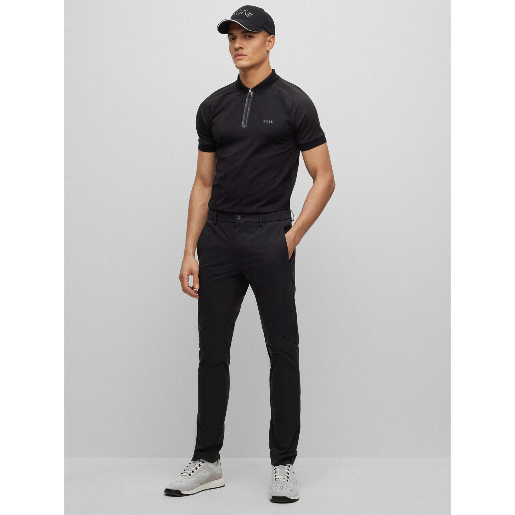 Boss Hlače iz tkanine 50487561 Črna Slim Fit - Pepit.si