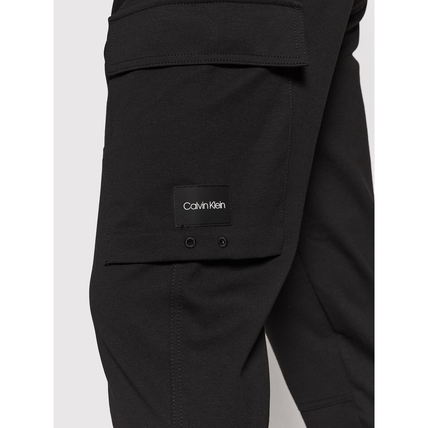 Calvin Klein Hlače iz tkanine Comfort Knit K10K107781 Črna Tapered Fit - Pepit.si